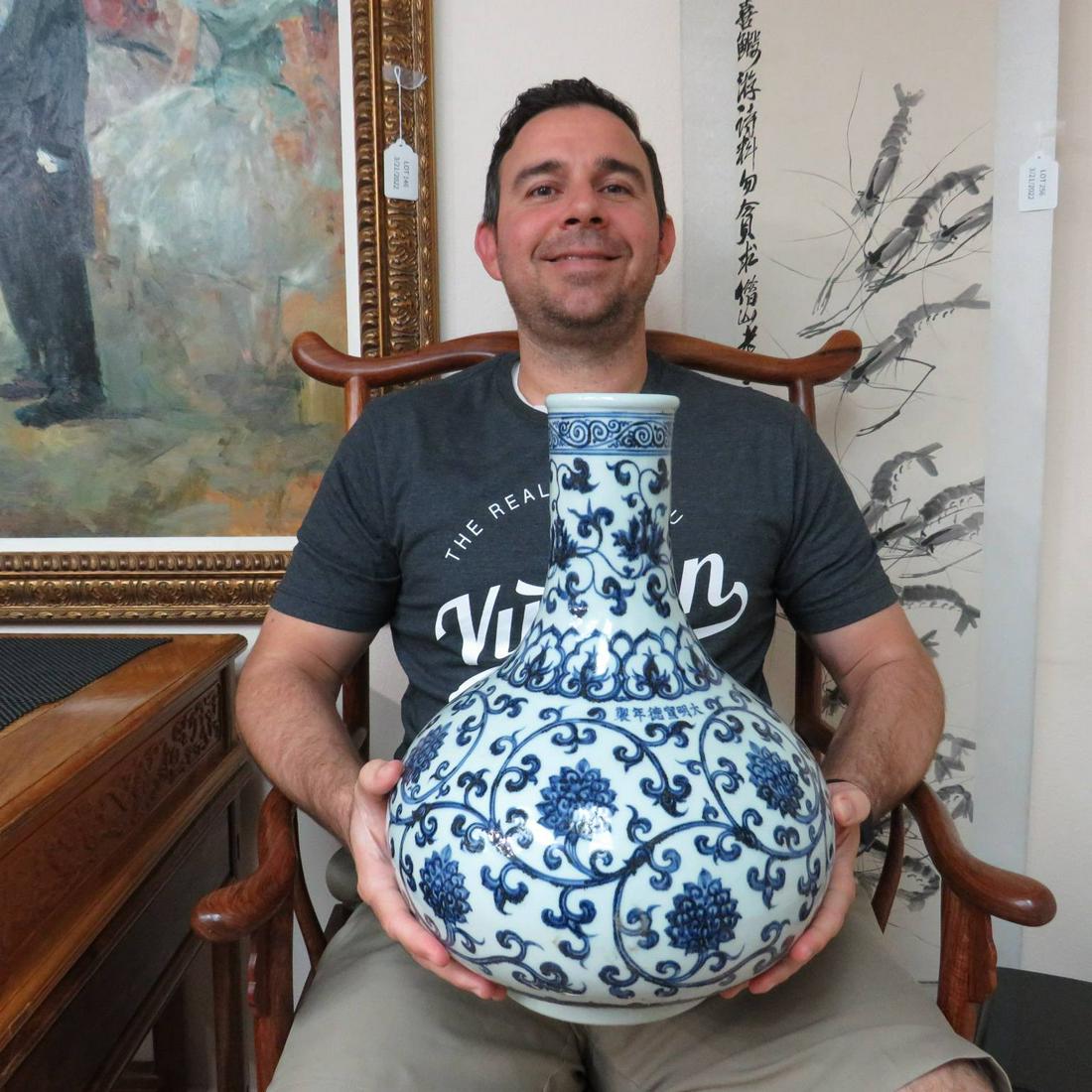 Chinese large b/w vase (1 of 6)