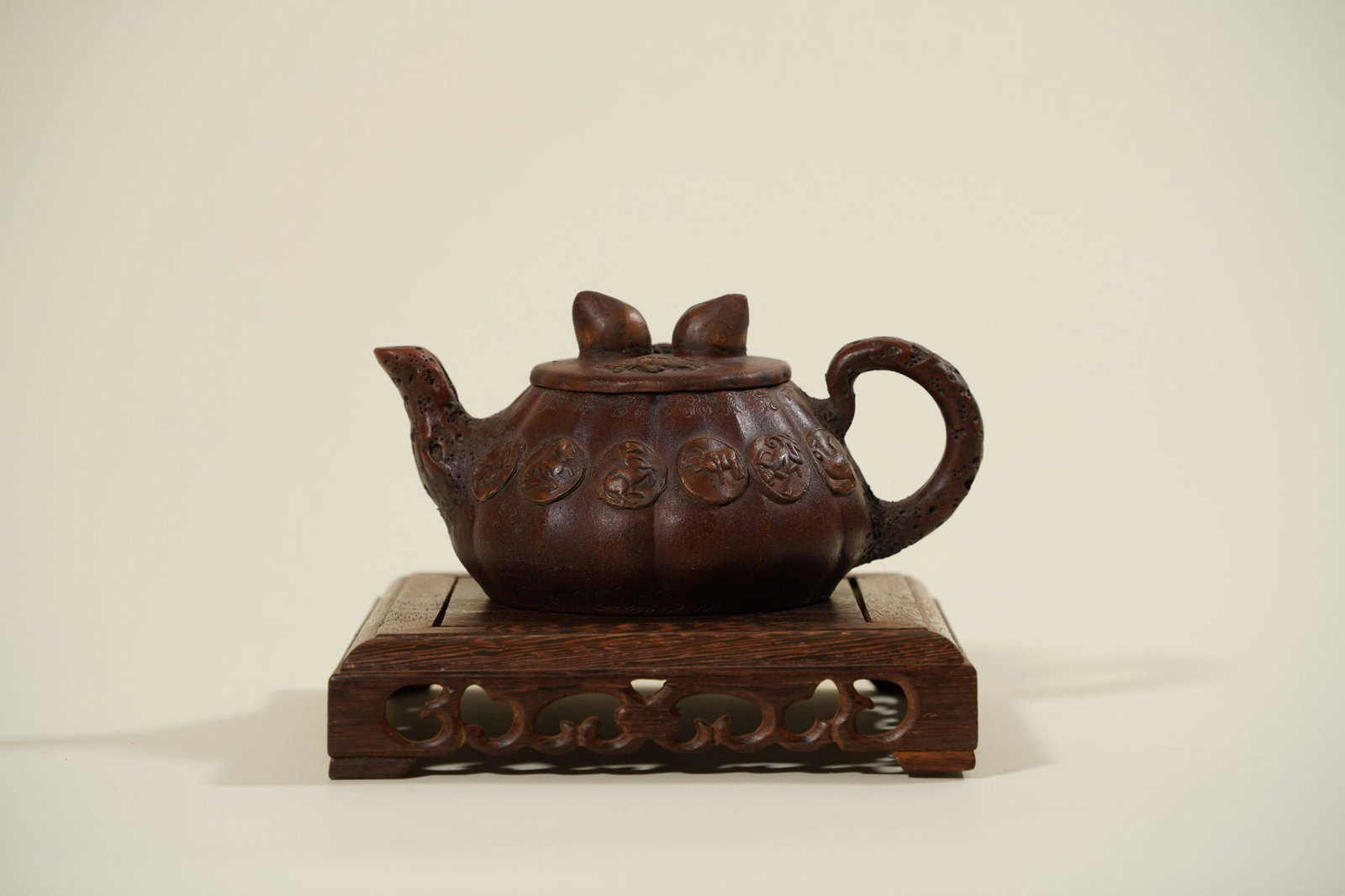 A fine Chinese teapot: A fine carved Chinese clay teapot. H: 3.7" x W: 6.9"