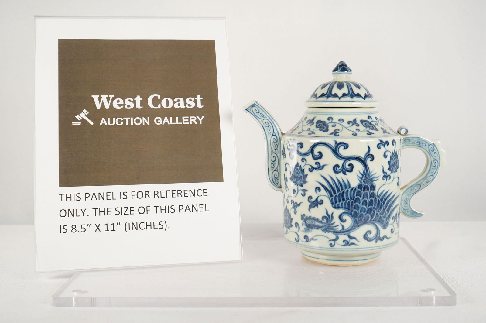 Chinese b/w lid teapot: Chinese vintage lidded blue and white porcelain teapot. Estate of Laguna Hills. H: 8.5" x W: 8.75"