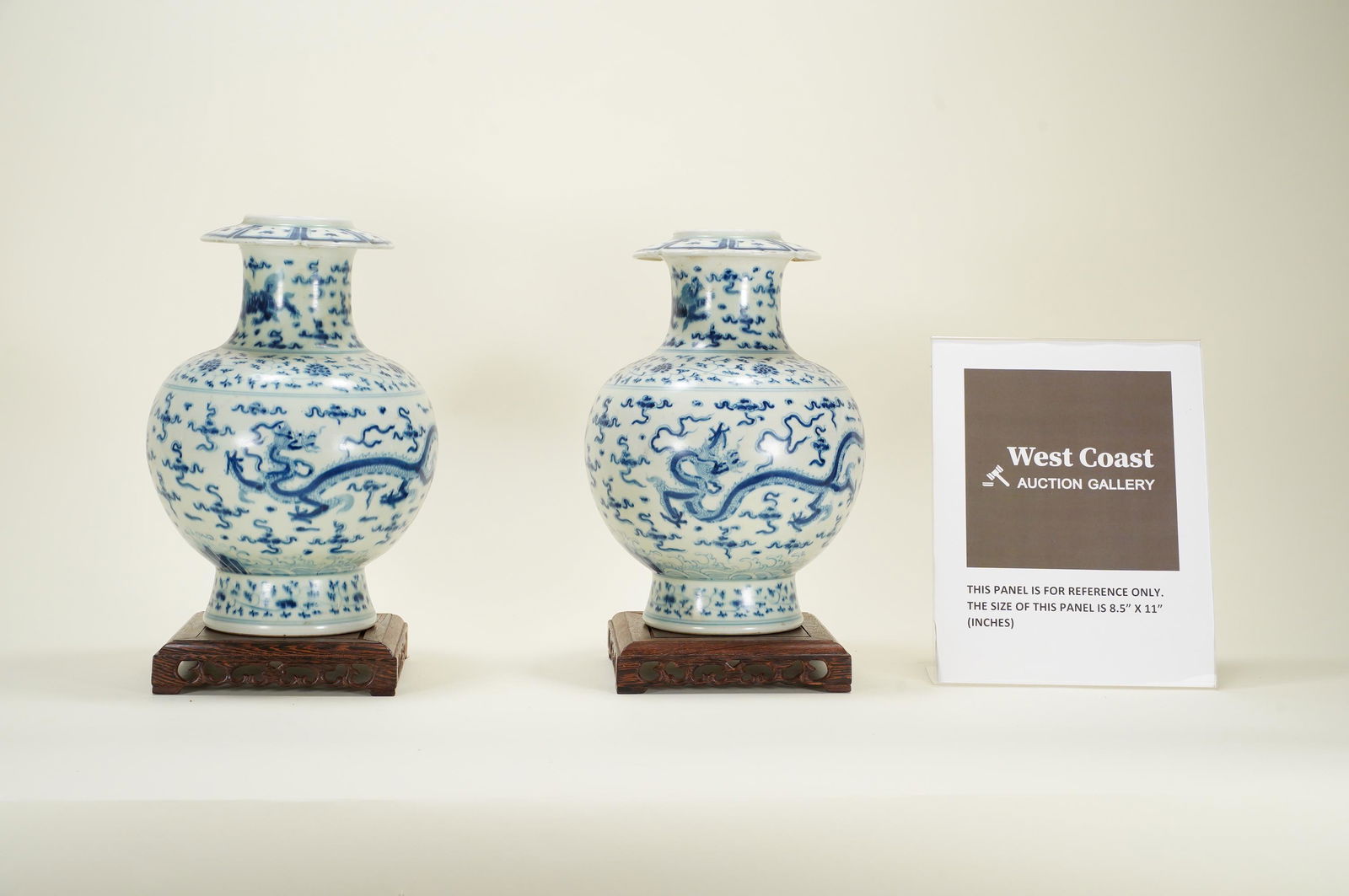 2 pcs Chinese b/w vase (1 of 8)