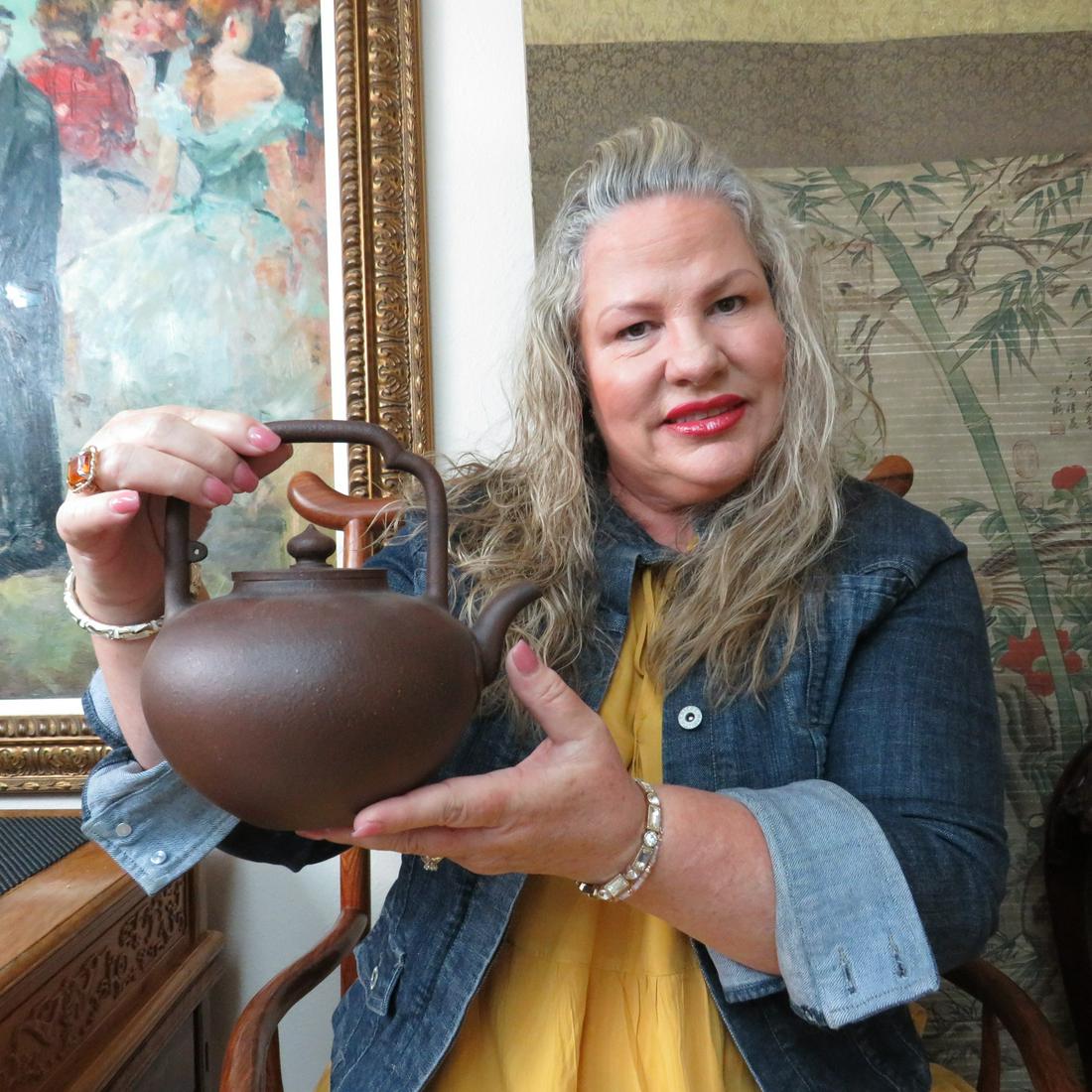 Chinese large teapot (1 of 8)