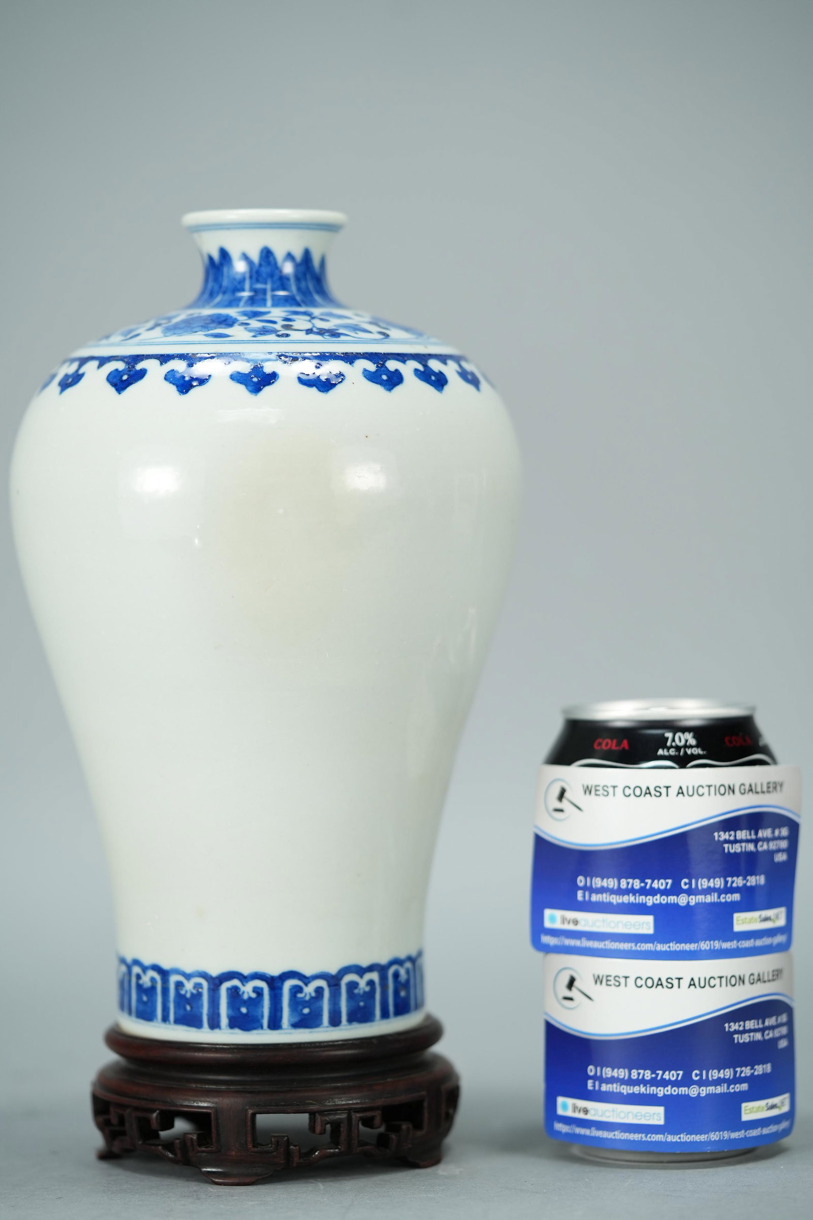 Chinese b/w fine vase (1 of 8)