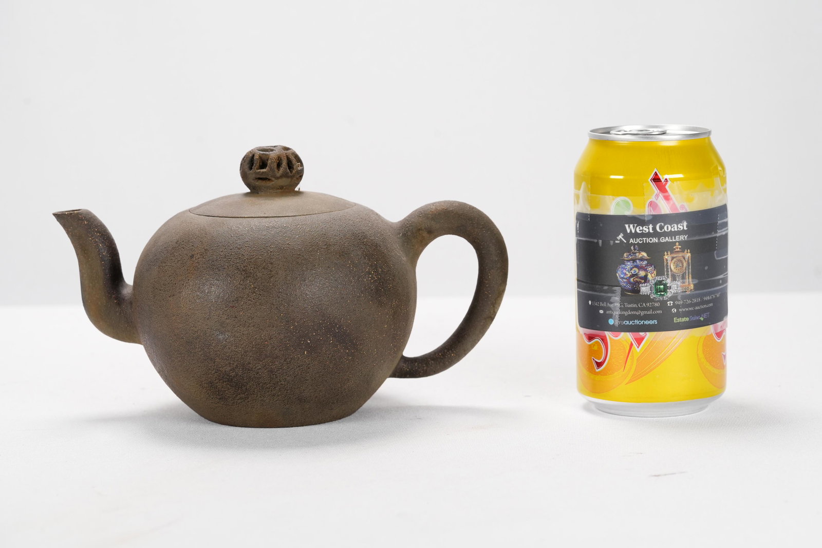 Chinese large teapot (1 of 8)