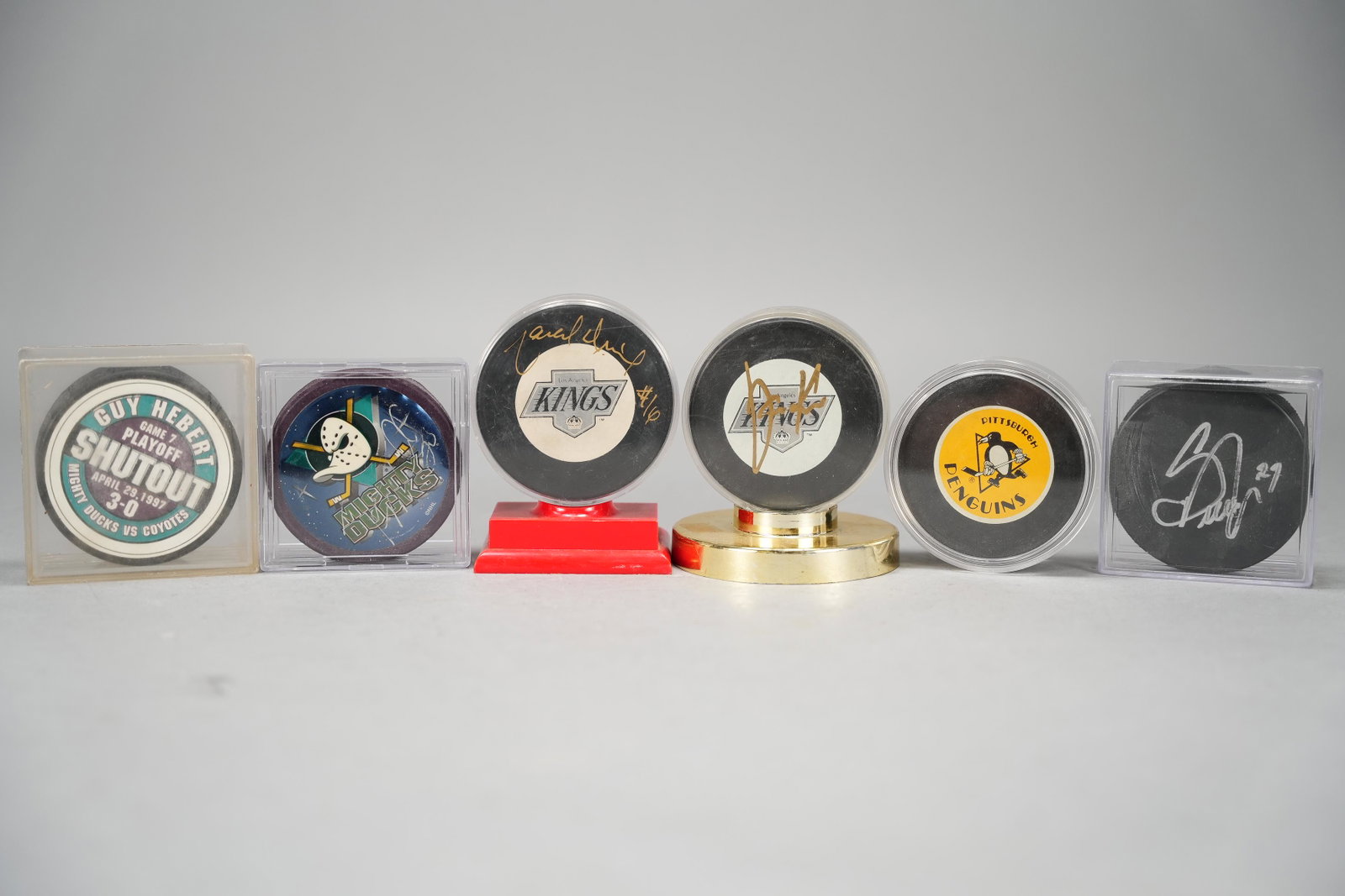 6 pcs signed NHL hockey pucks: 6 pcs signed NHL players hockey pucks, all are inside a case.