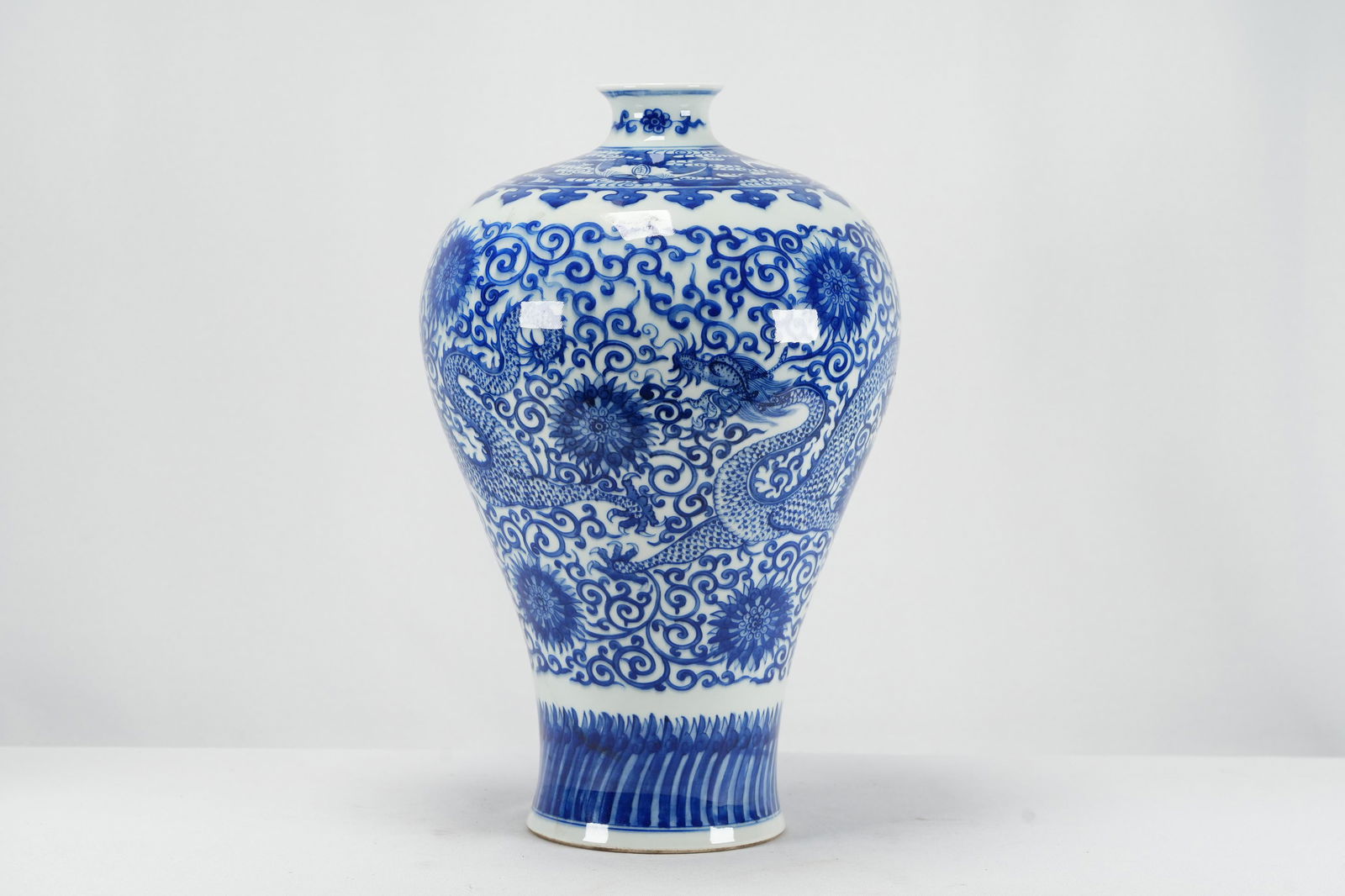 Chinese b/w fine vase (1 of 7)