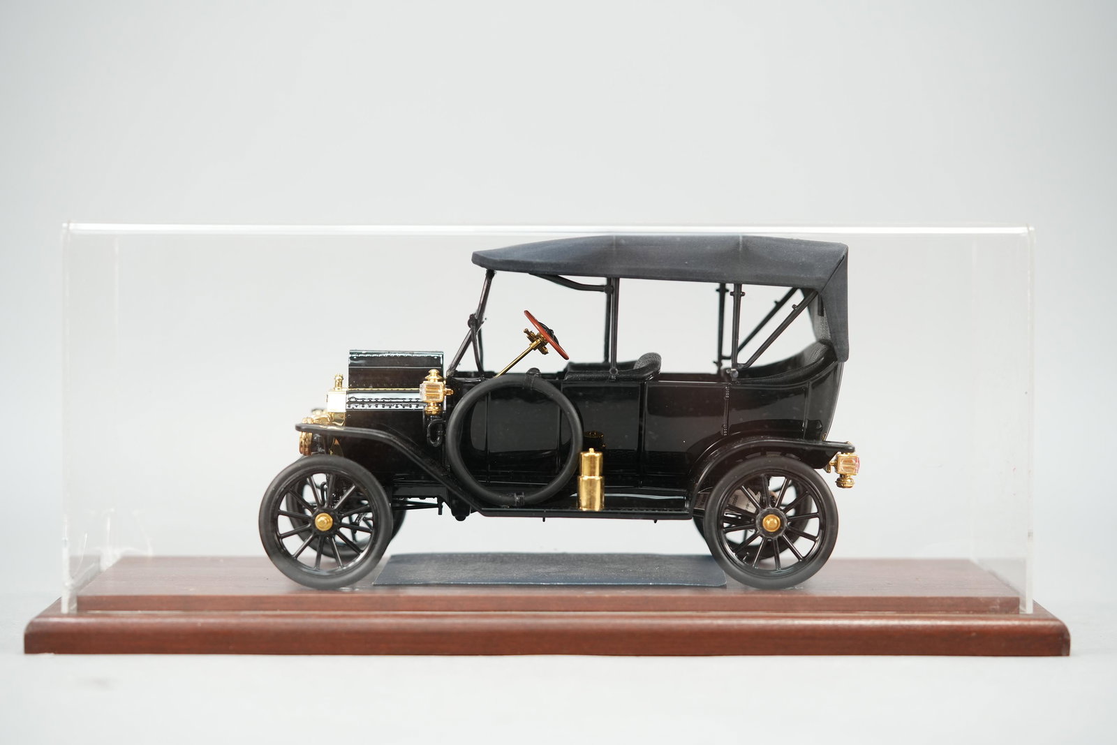 Vintage Ford model car toy (1 of 5)