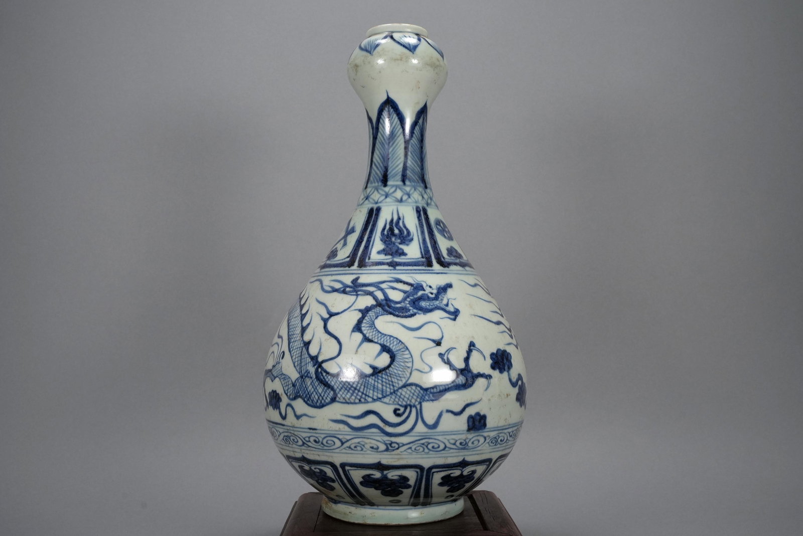 Chinese b/w garlic vase (1 of 6)