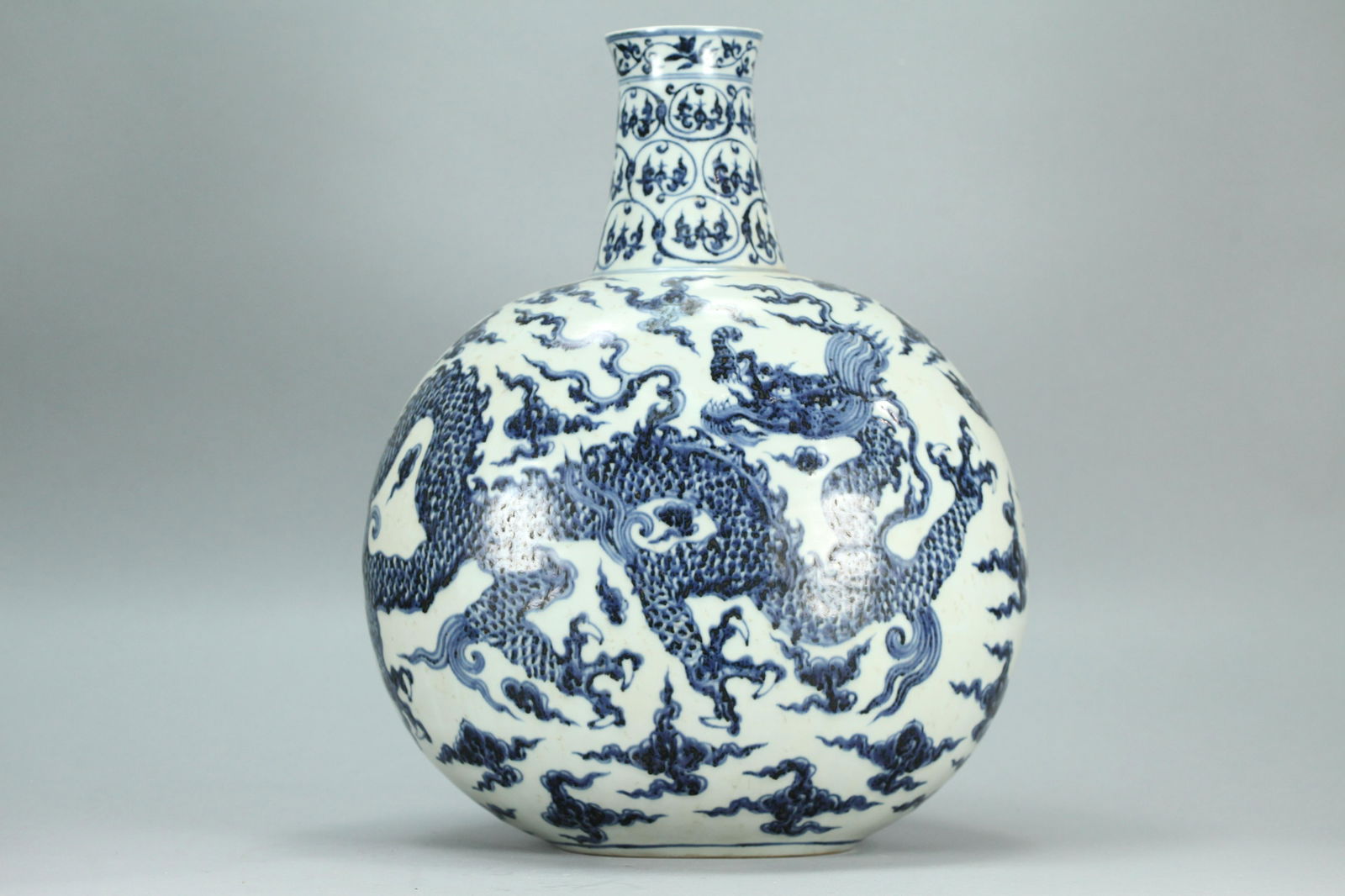 Chinese massive b/w vase (1 of 6)