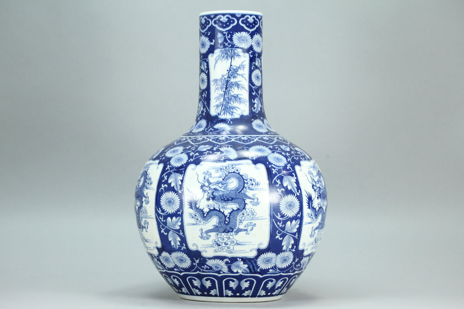 Chinese large b/w vase (1 of 6)