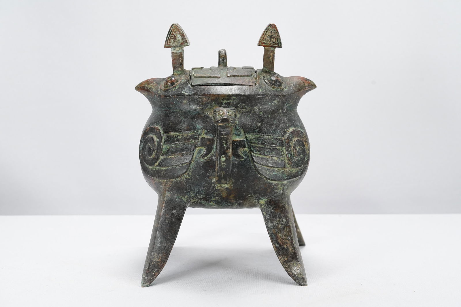 Chinese bronze lid vessel (1 of 8)
