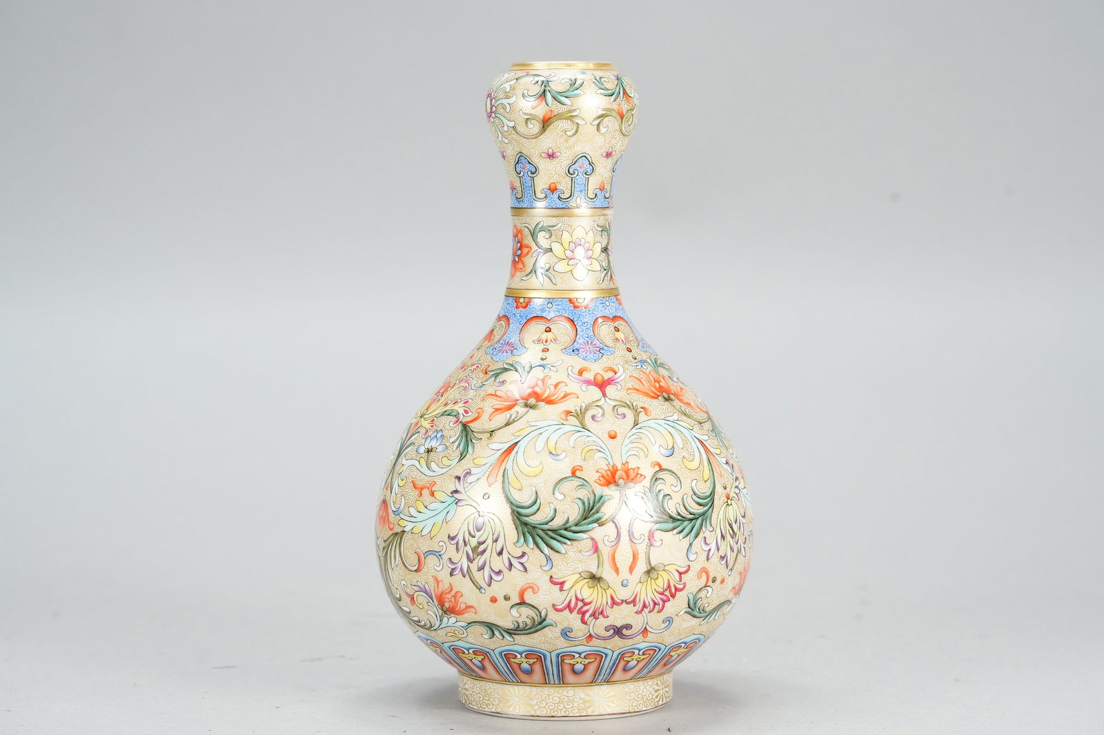 Chinese fine garlic vase (1 of 7)