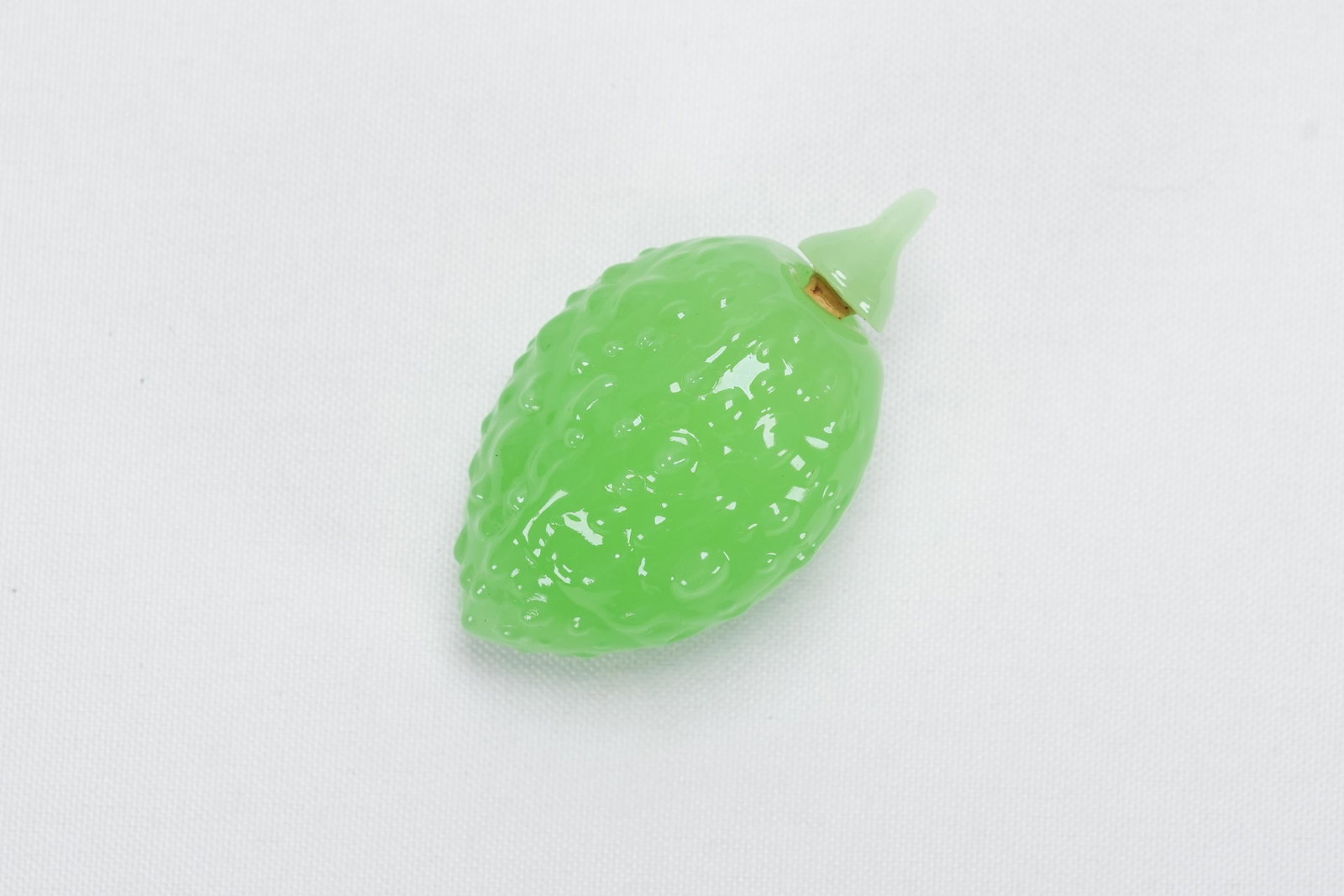 Chinese glass snuff bottle: Chinese green glass snuff bottle.H: 2.75" x W: 1.5"