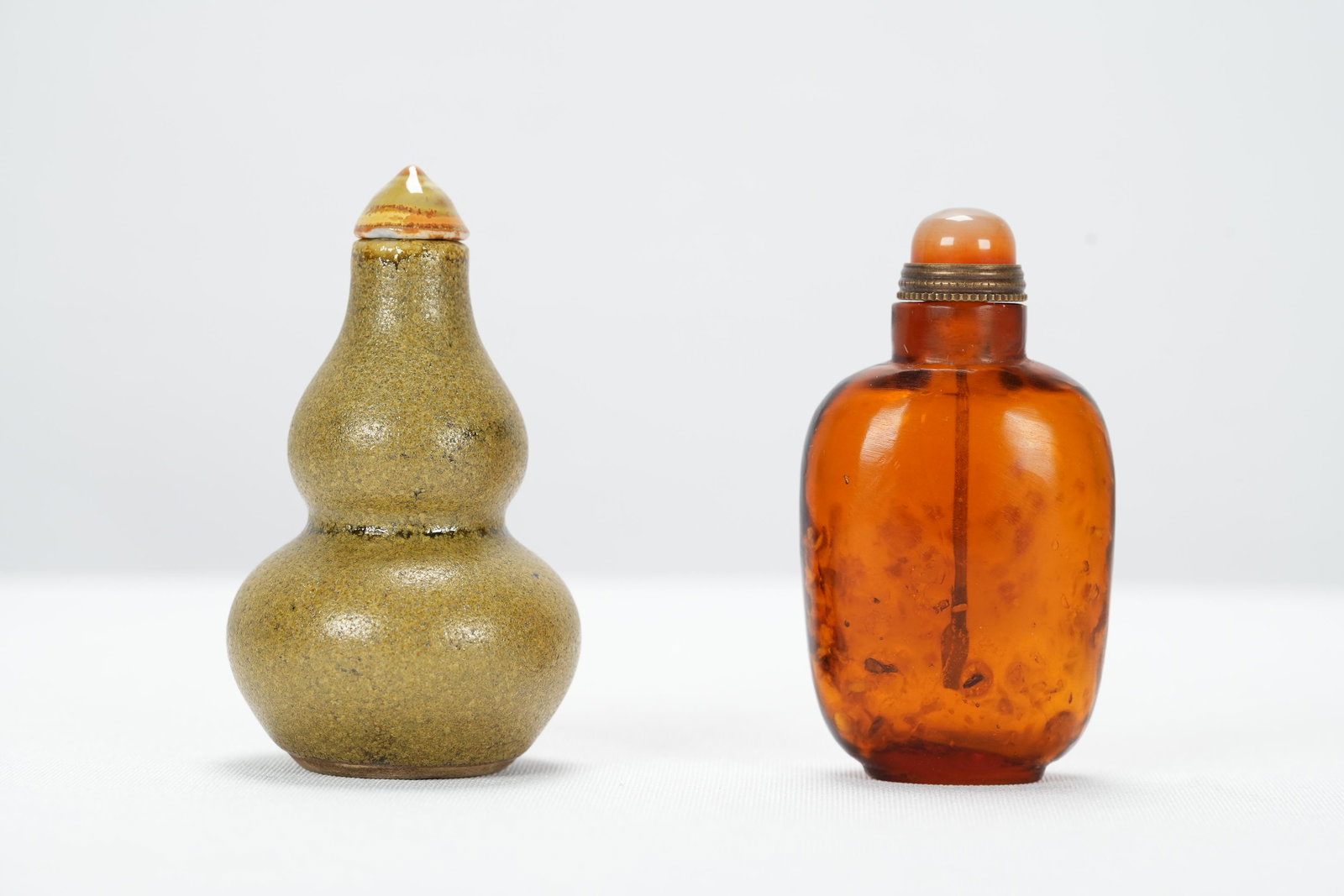 2 pcs Chinese snuff bottle: 2 pcs Chinese snuff bottle.Largest H: 3.25" x W: 1.75"