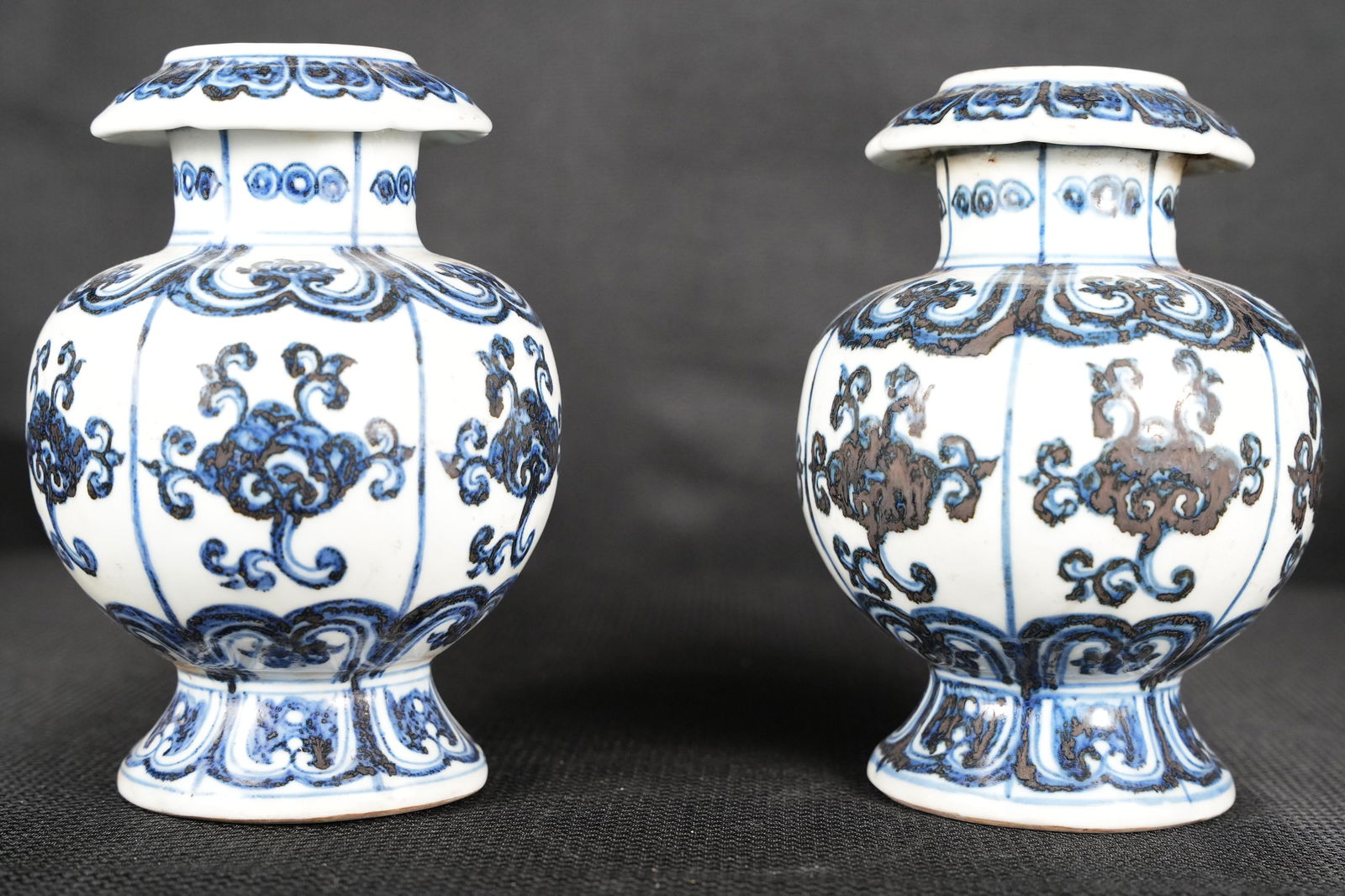 2 pcs Chinese b/w vase (1 of 6)