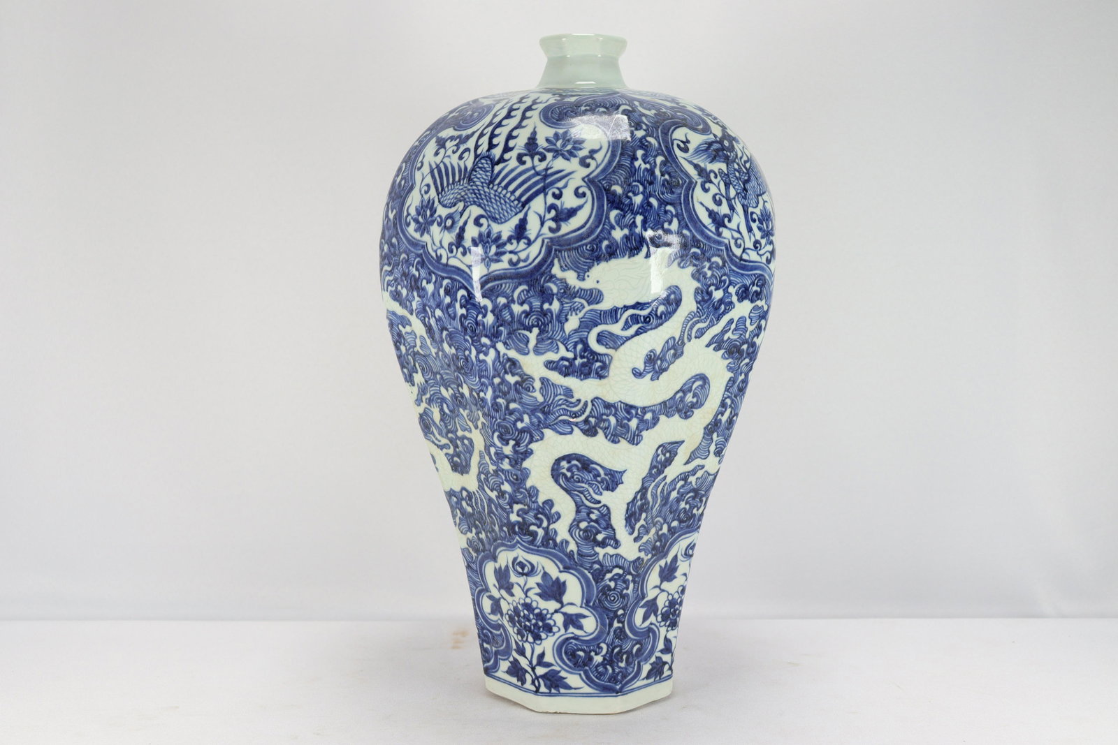 Chinese large b/w vase (1 of 7)