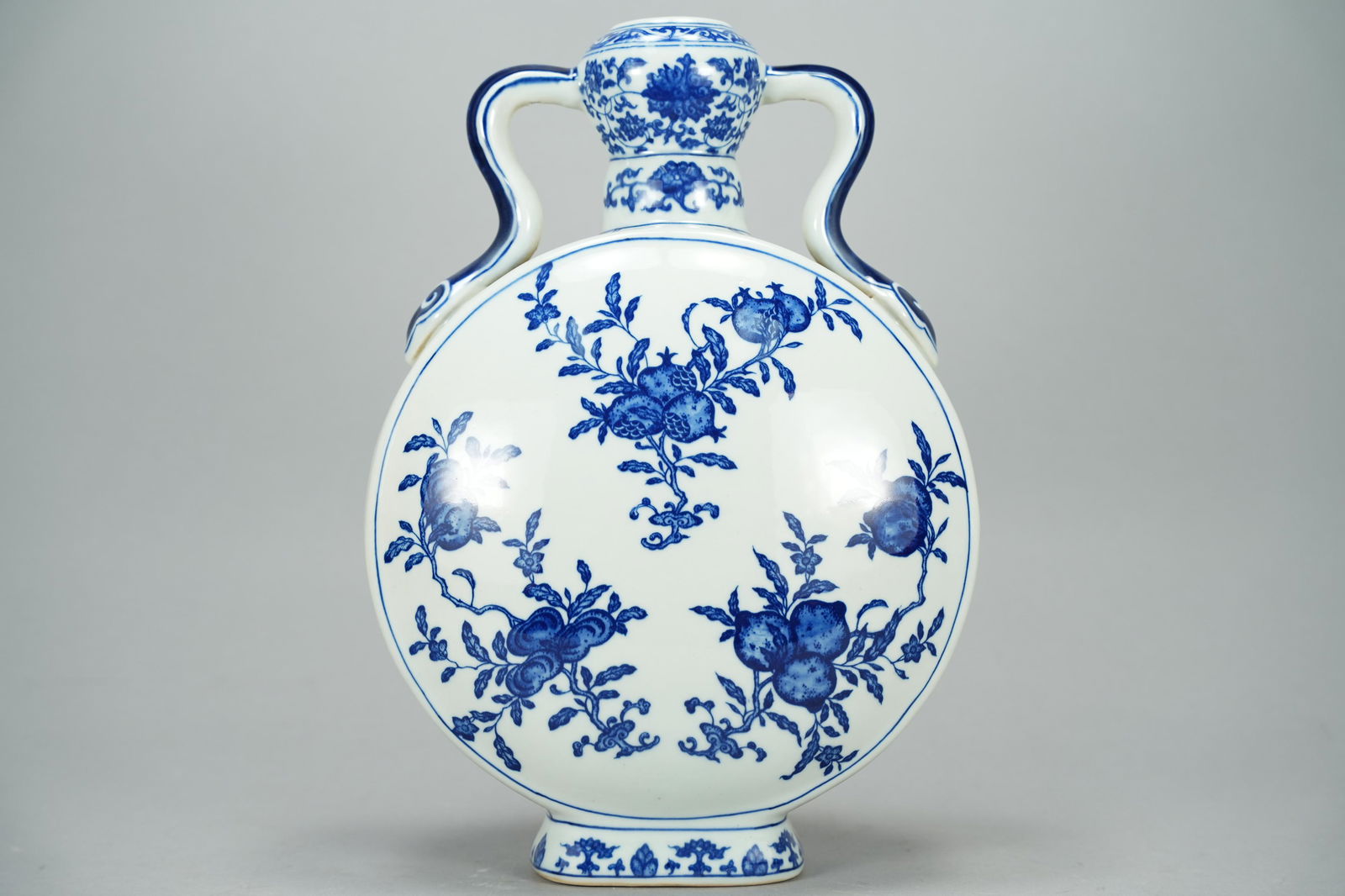 Chinese b/w flask vase (1 of 7)