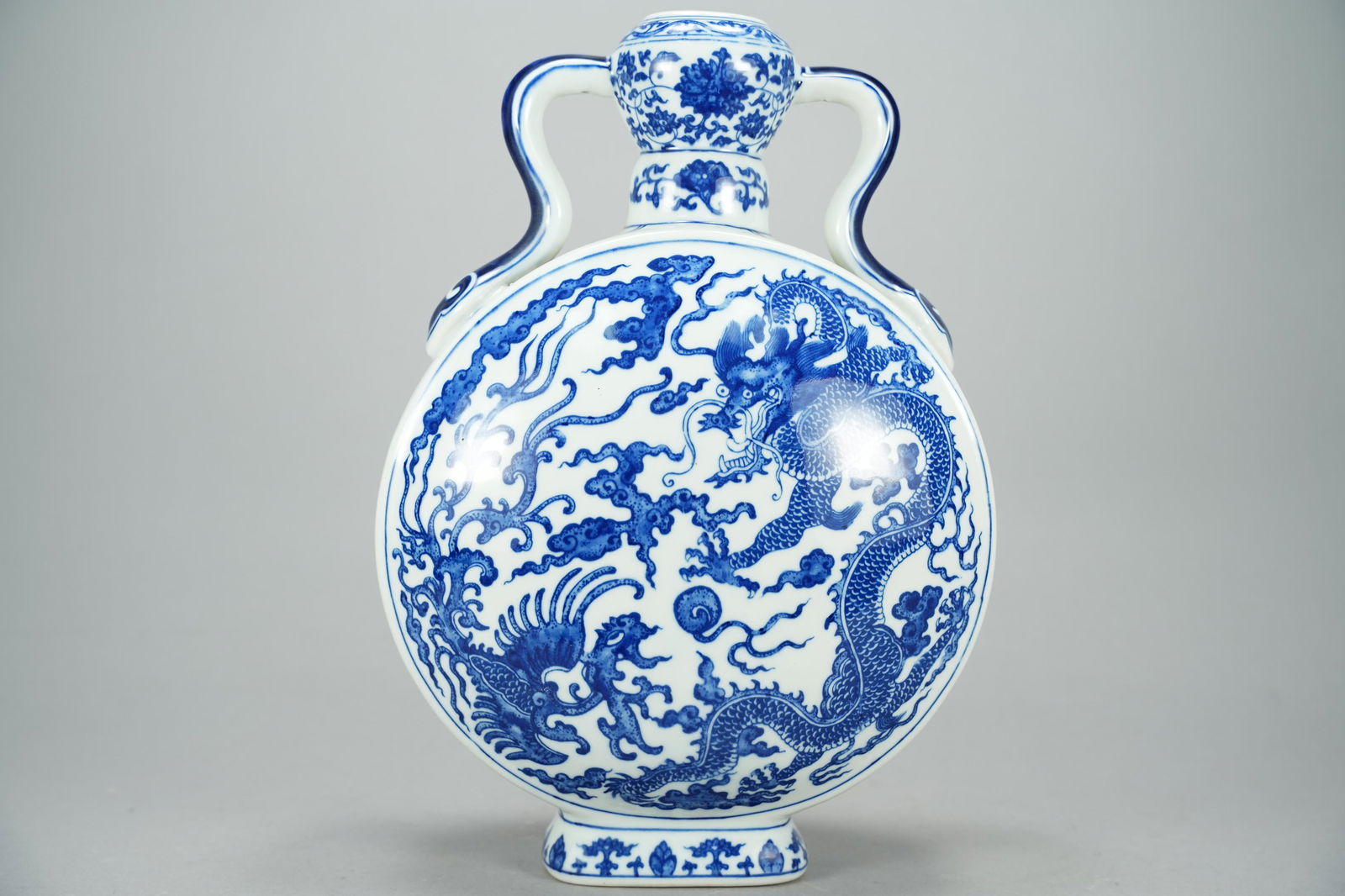 Chinese b/w flask vase (1 of 7)