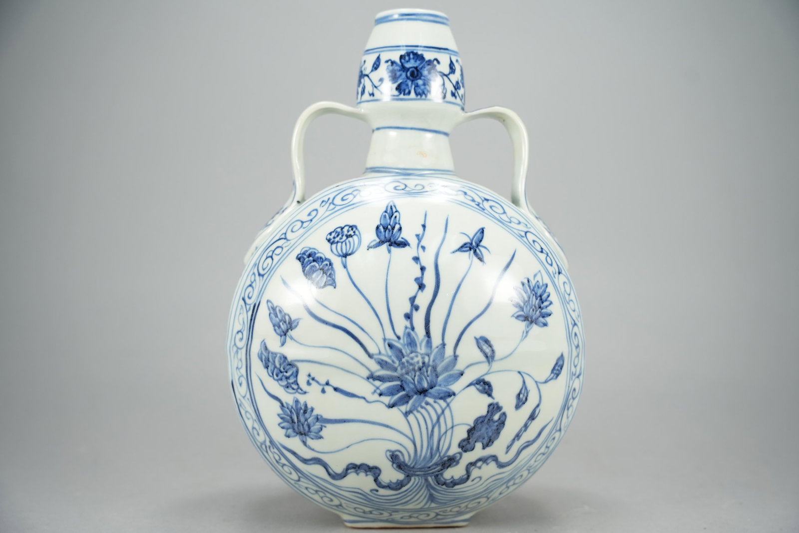 Chinese b/w floral flask: Chinese blue and white porcleain flask. H: 11.75" x W: 8.2"