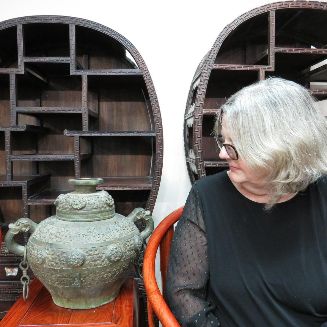 Chinese fine bronze vessel (1 of 8)