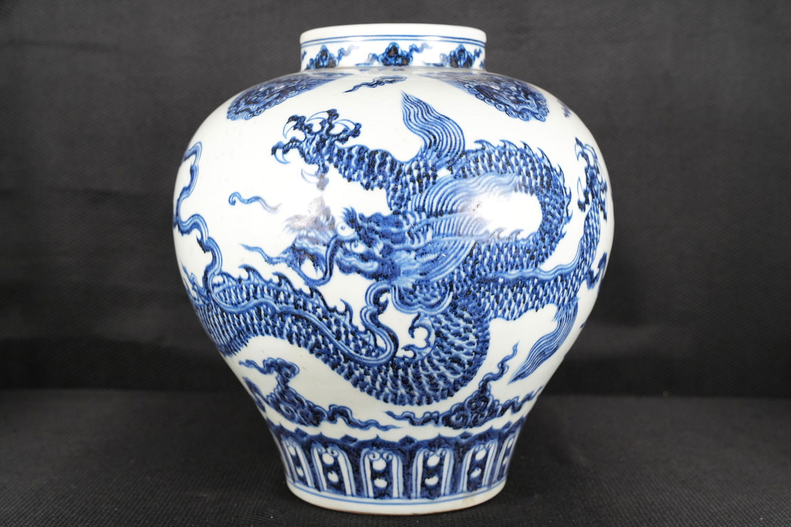 Chinese large b/w dragon vase (1 of 6)