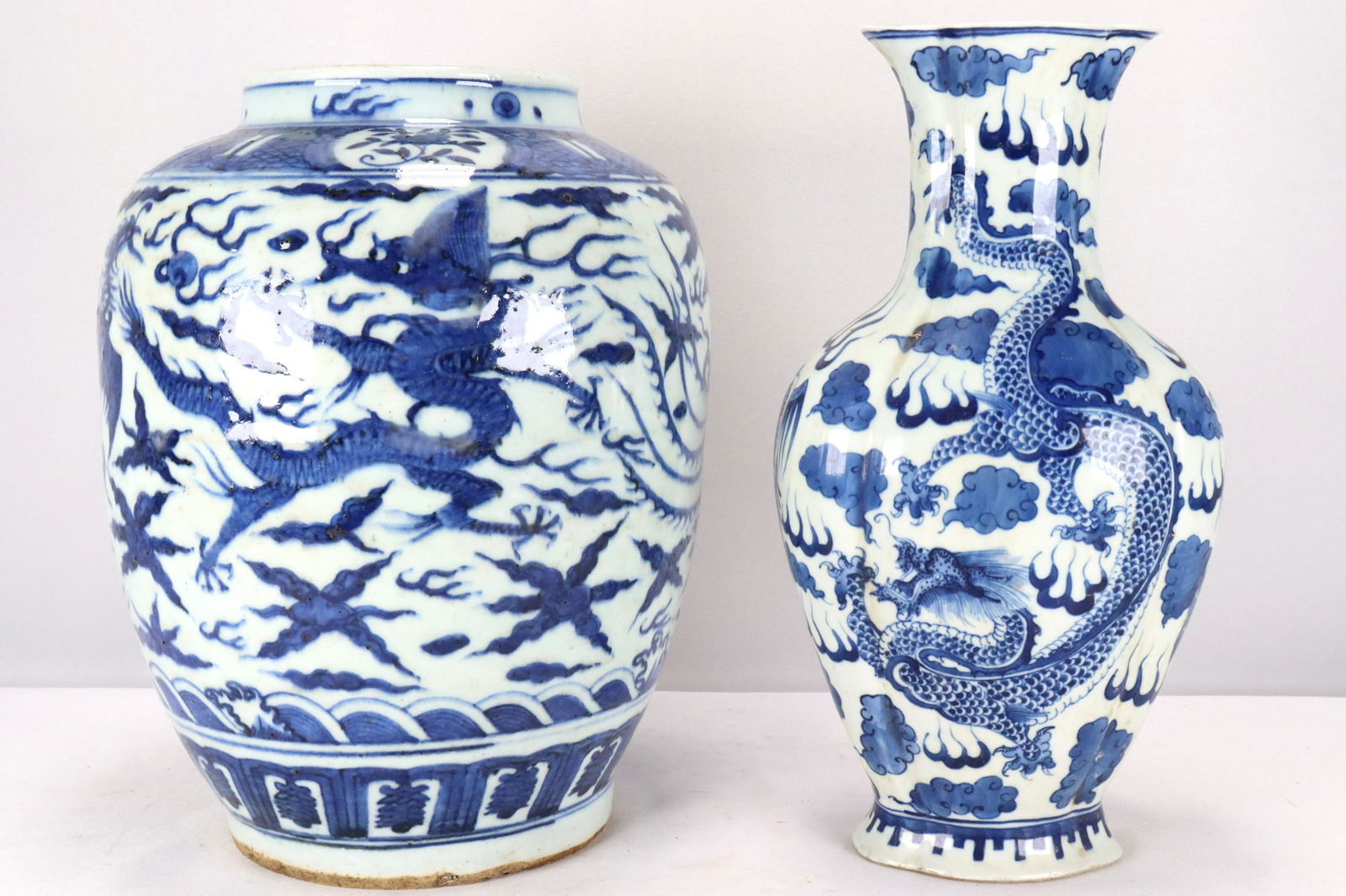 2 pcs Chinese b/w vase (1 of 8)