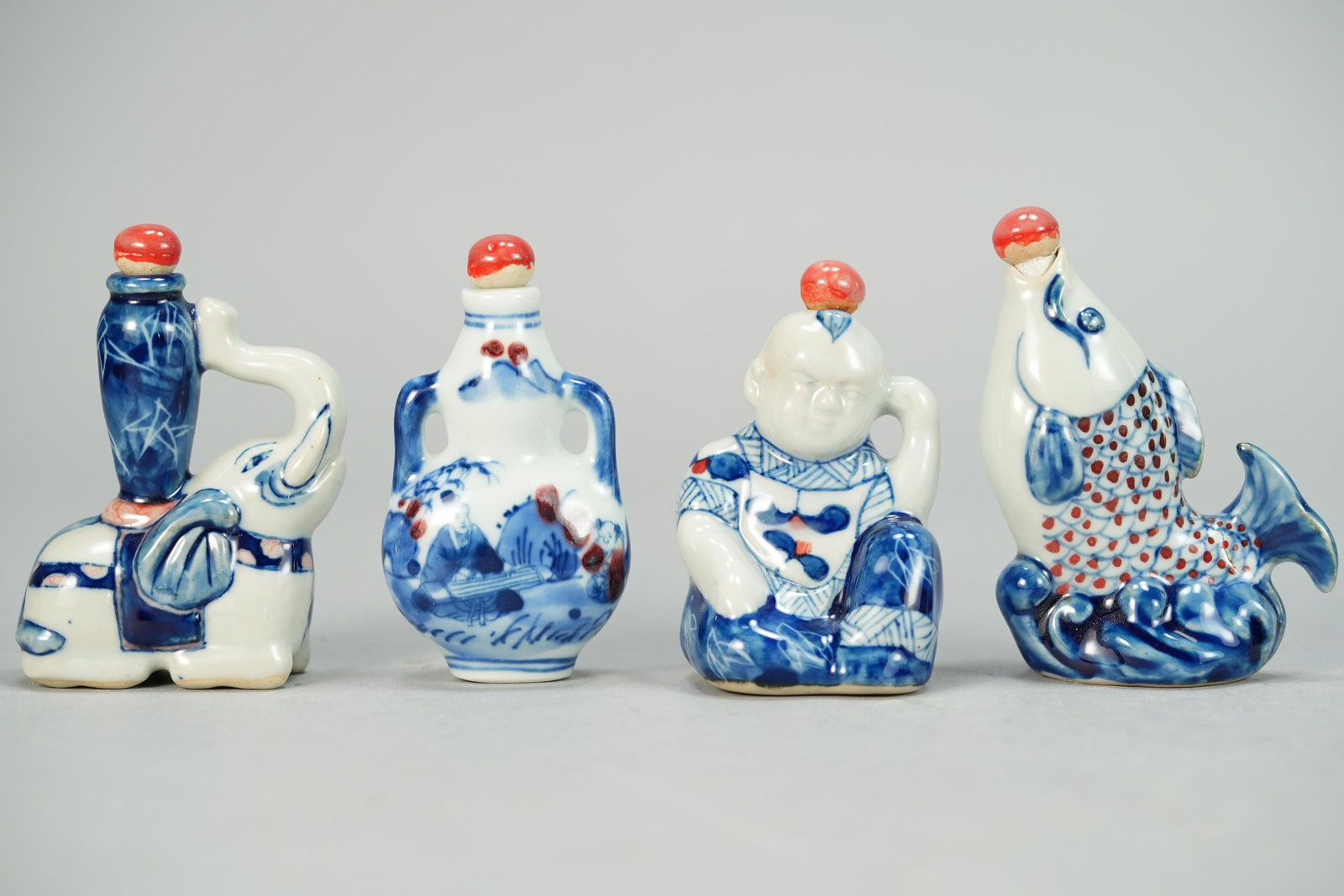 4 pcs Chinese snuff bottles: 4 pcs Chinese porcelain snuff bottles. Largest H: 3.25" x W: 2.4" condition selling it as is, and some has crack. Please refer to detail photos.