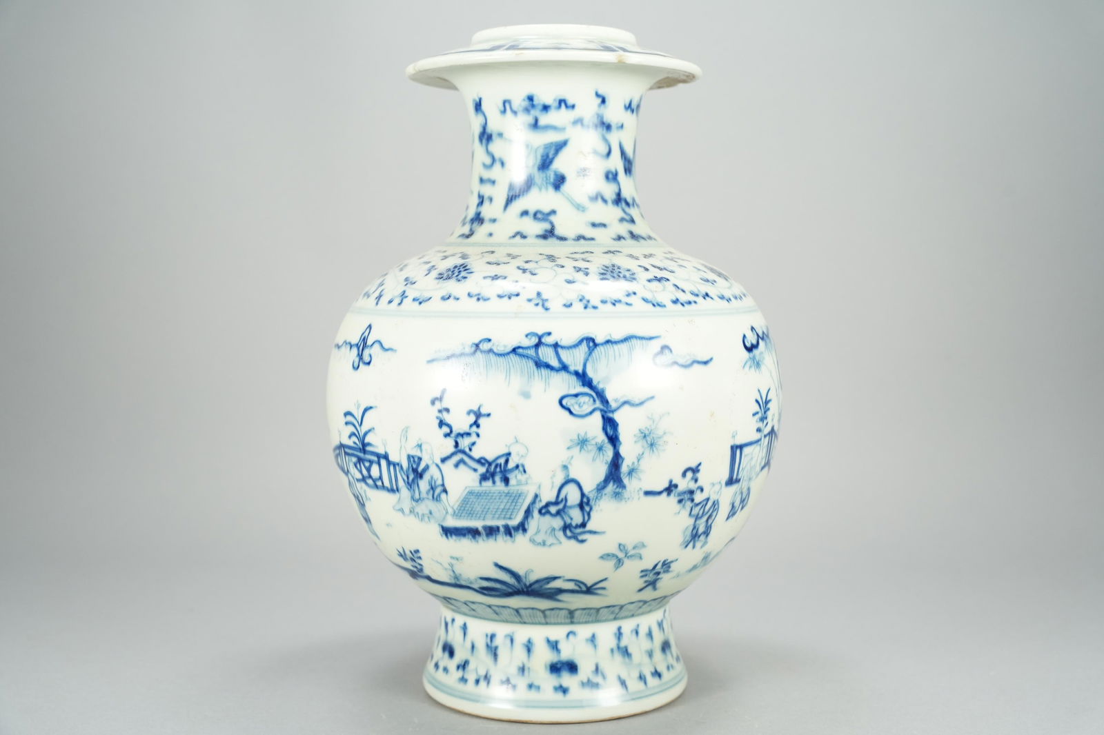 Chinese tall b/w vase (1 of 6)