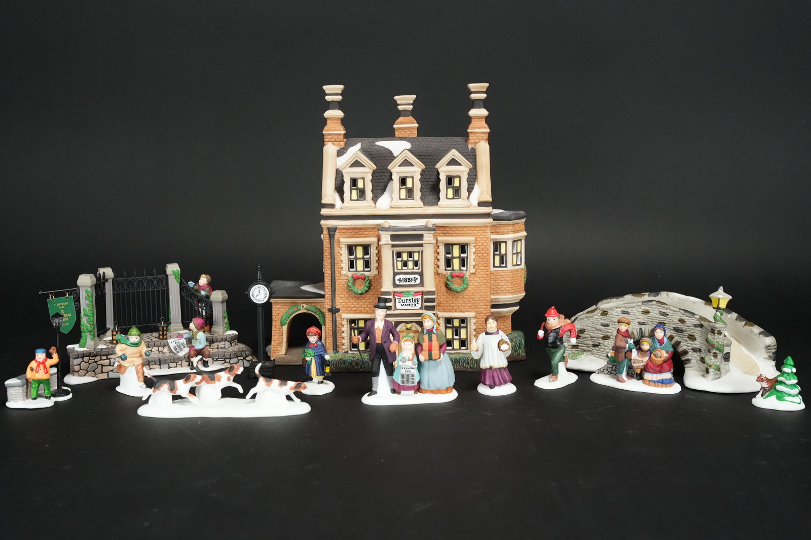 Lots of Dept 56 items: Lots of Department 56 vintage ornaments items, with boxes.