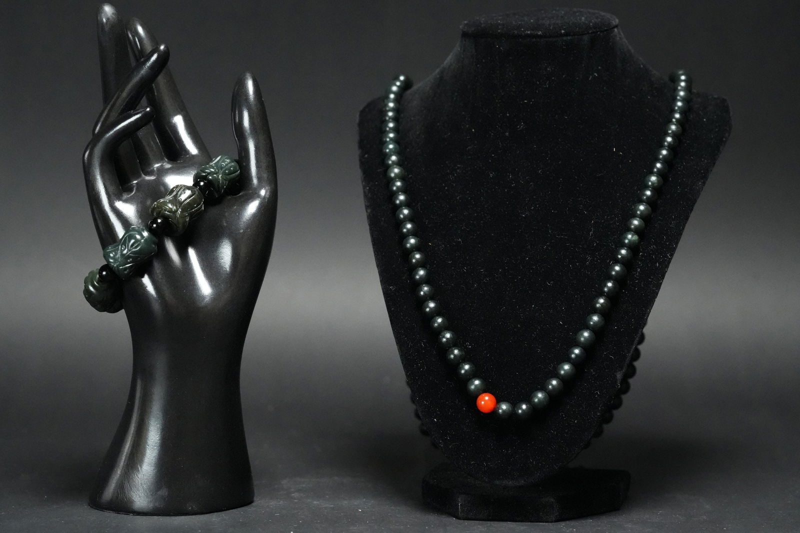 2 pcs Chinese jade items (1 of 7)