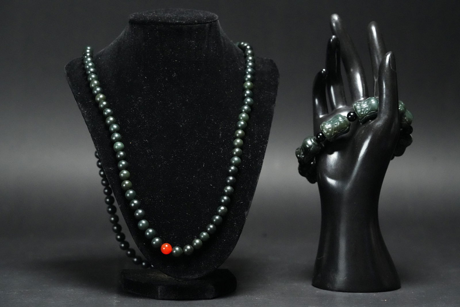 2 pcs Chinese jade items (1 of 7)