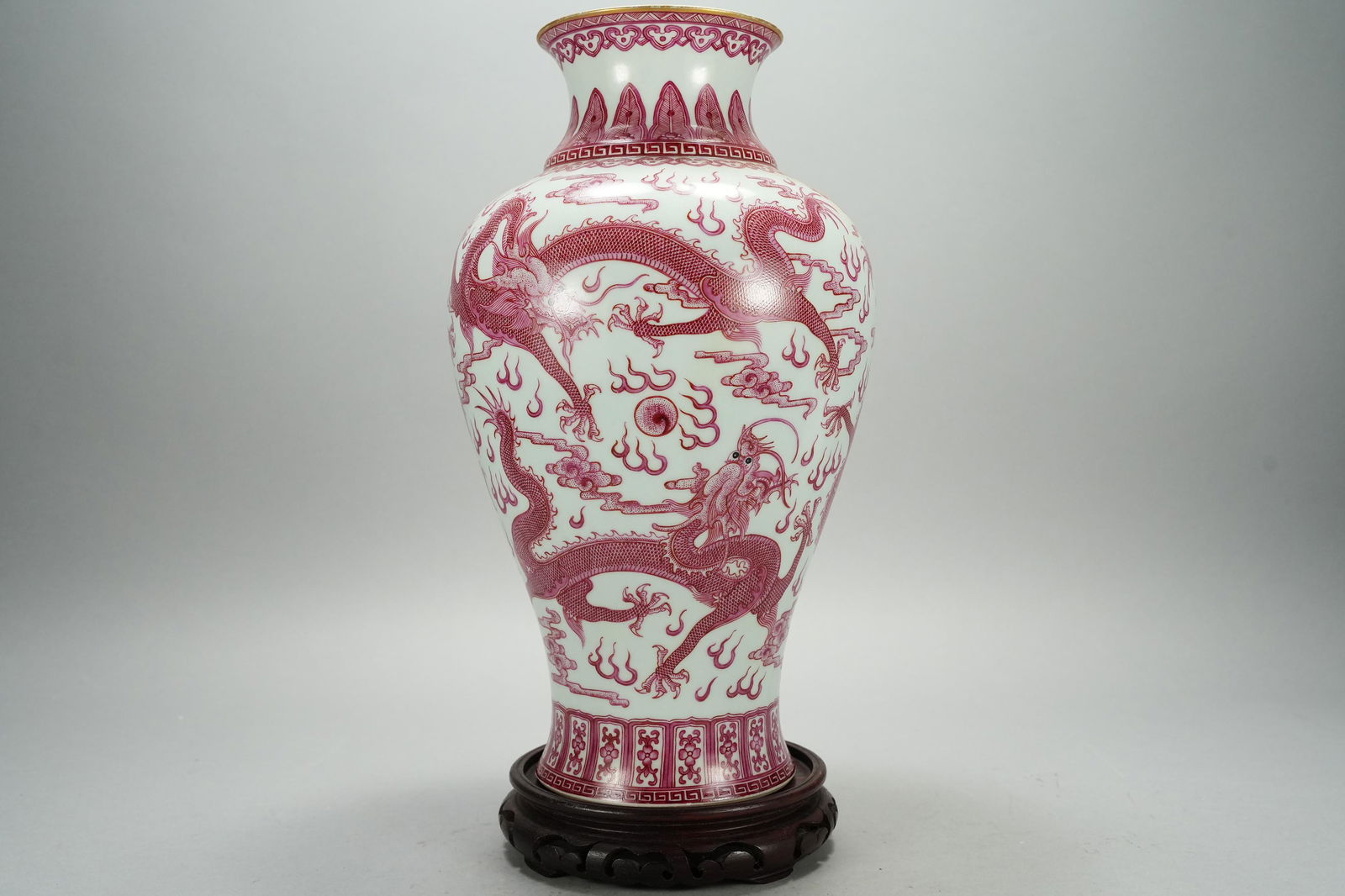 Chinese fine dragon vase (1 of 8)