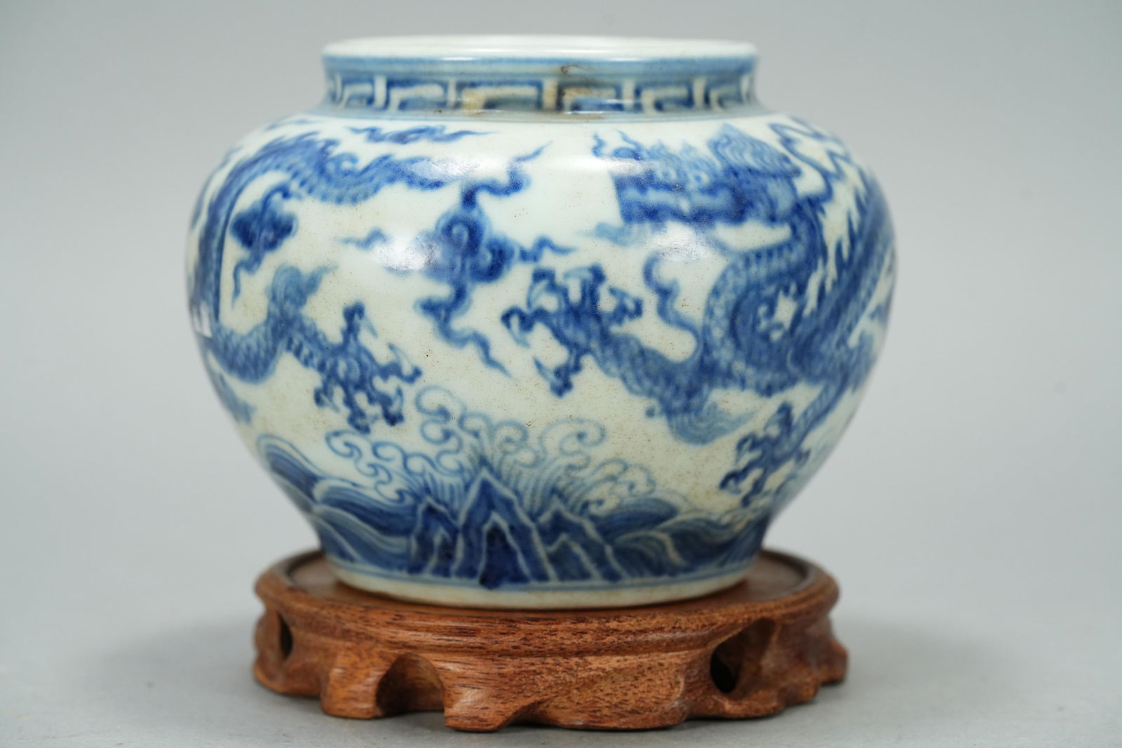 Chinese b/w dragon jar (1 of 8)