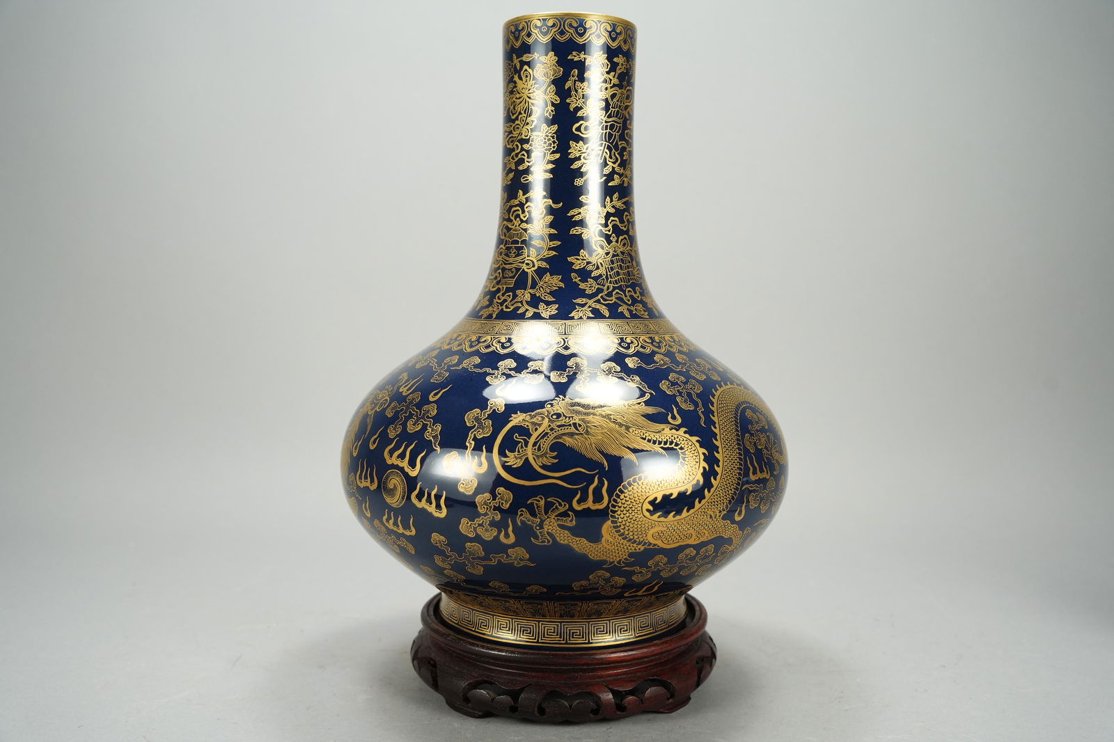 Chinese gilted vase (1 of 8)