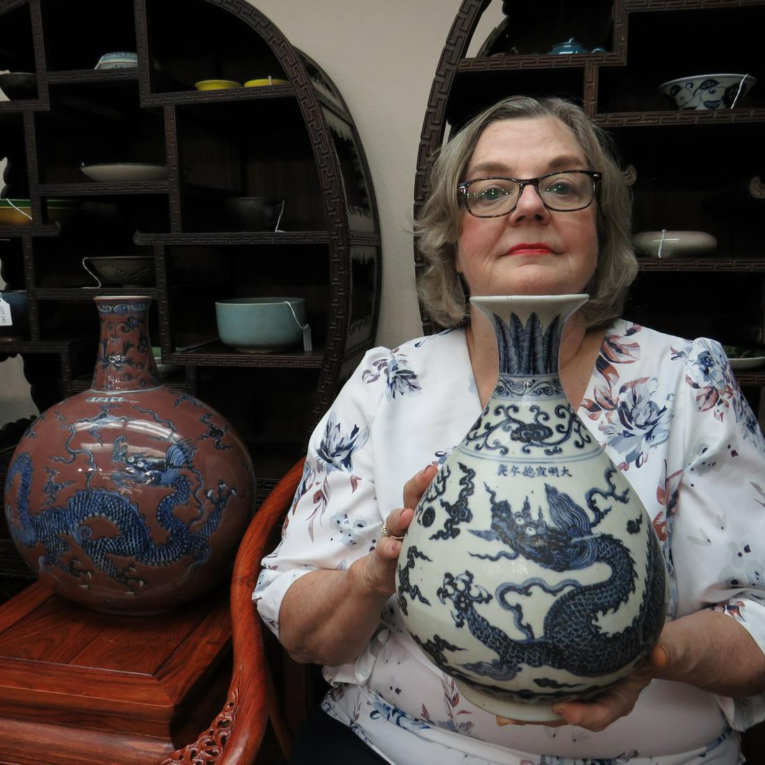 Chinese fine b/w dragon vase (1 of 8)