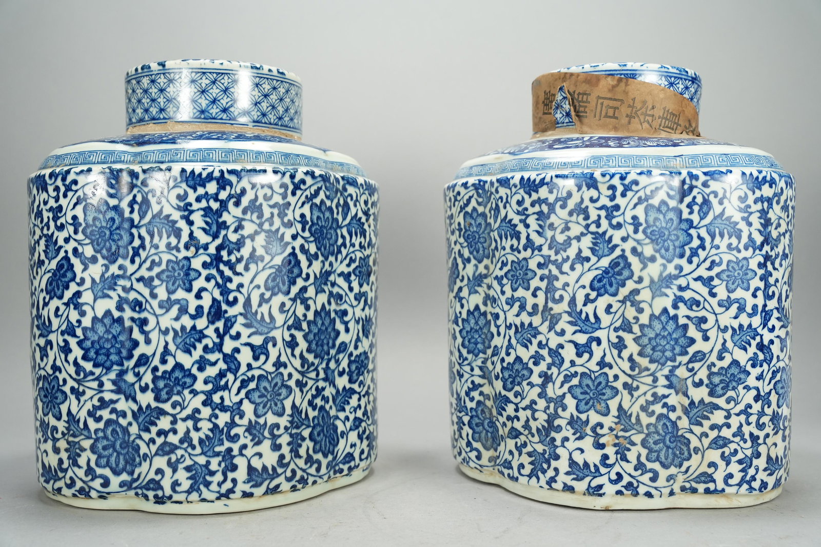 2 pcs Chinese b/w vase (1 of 7)