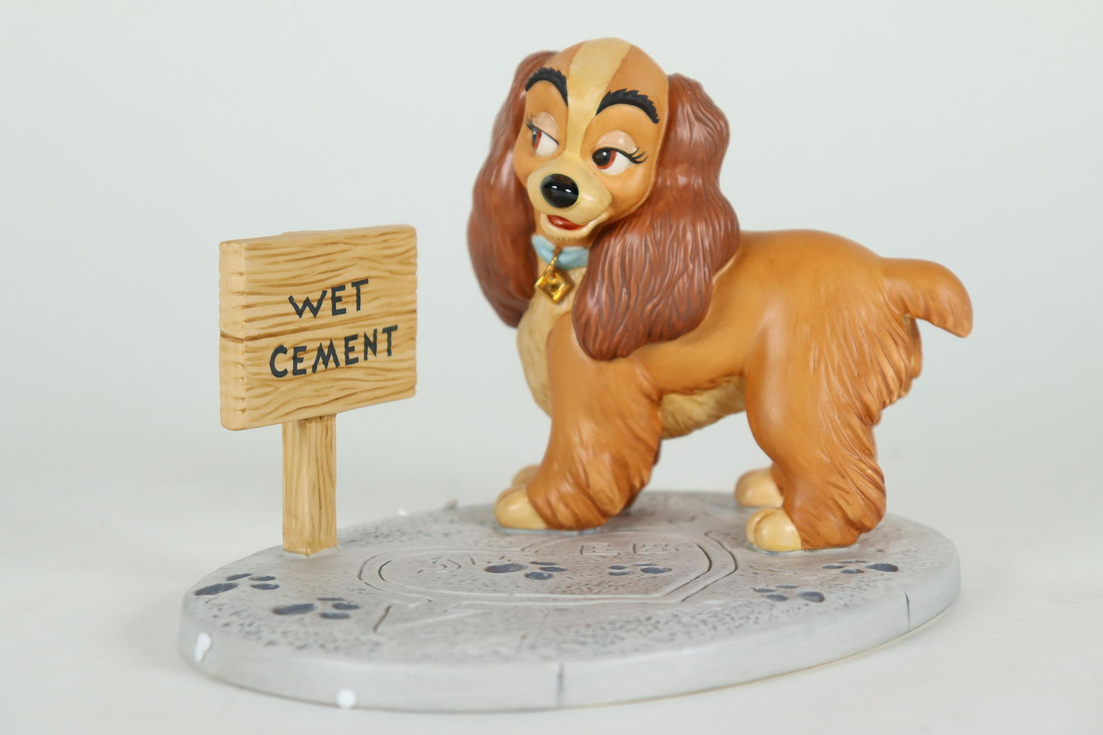 Lady in Love WDC figurine (1 of 6)