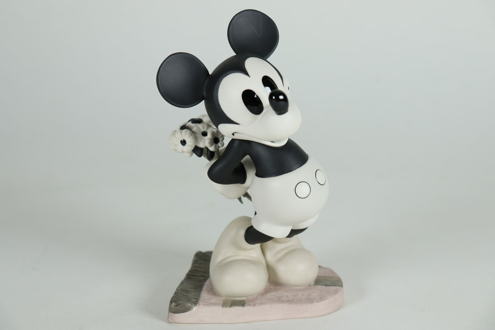 A rare Mickey WDC figurine (1 of 6)