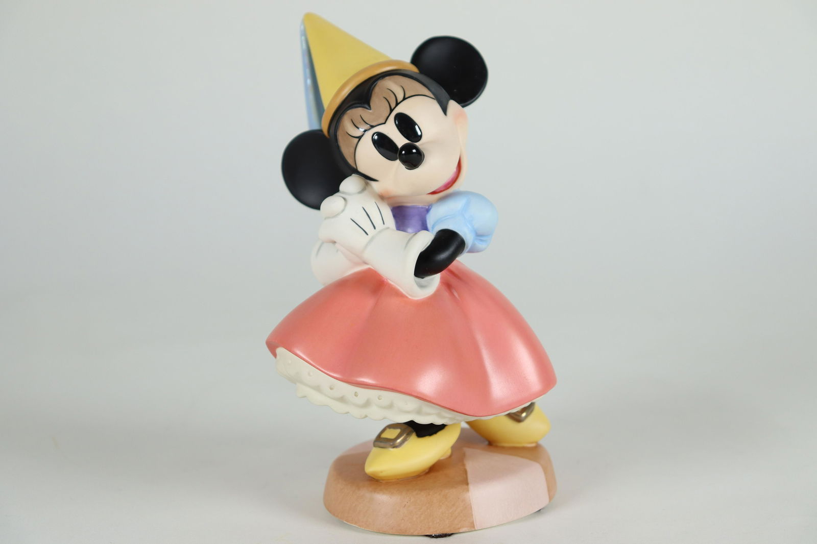 Princess Minnie WDC figurine (1 of 6)