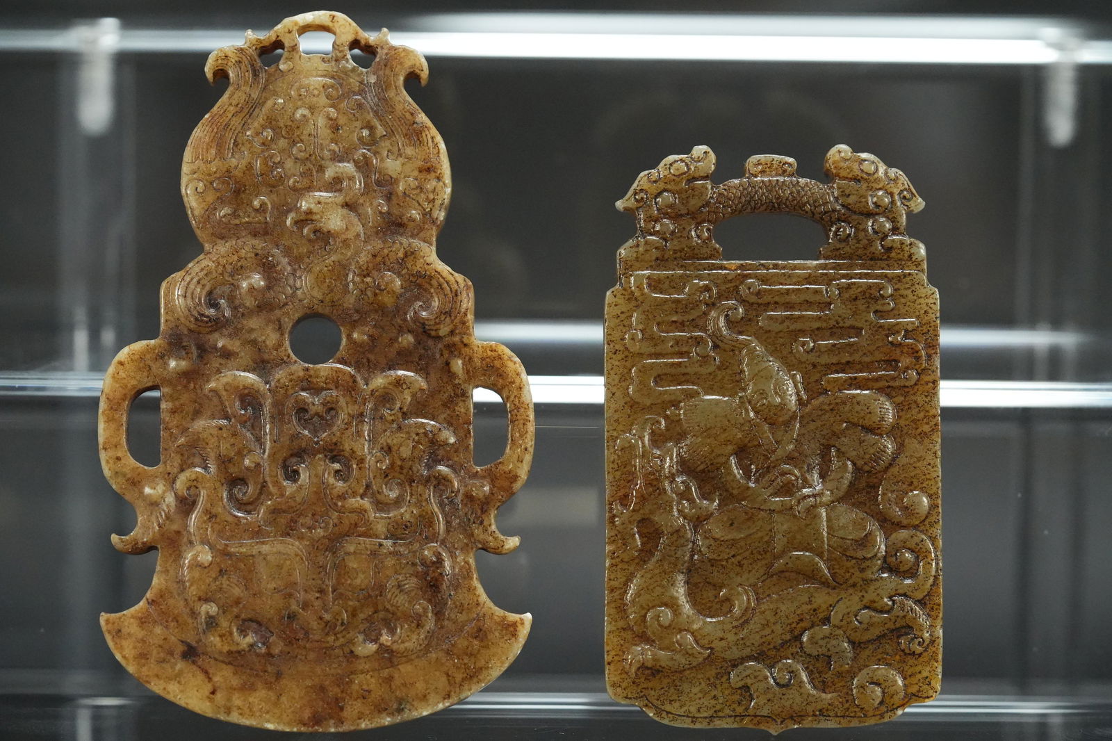 2 pcs Chinese jade ornaments (1 of 8)