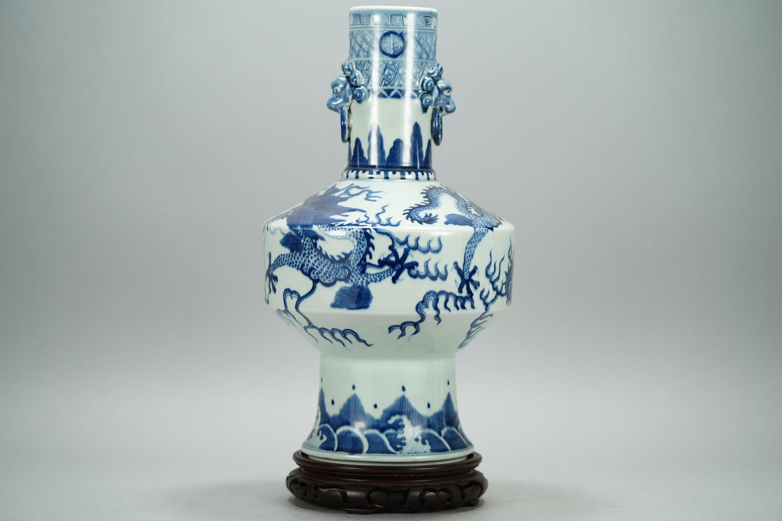 Chinese fine b/w vase (1 of 6)