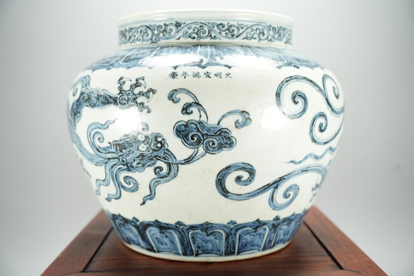 Chinese fine b/w dragon jar (1 of 7)