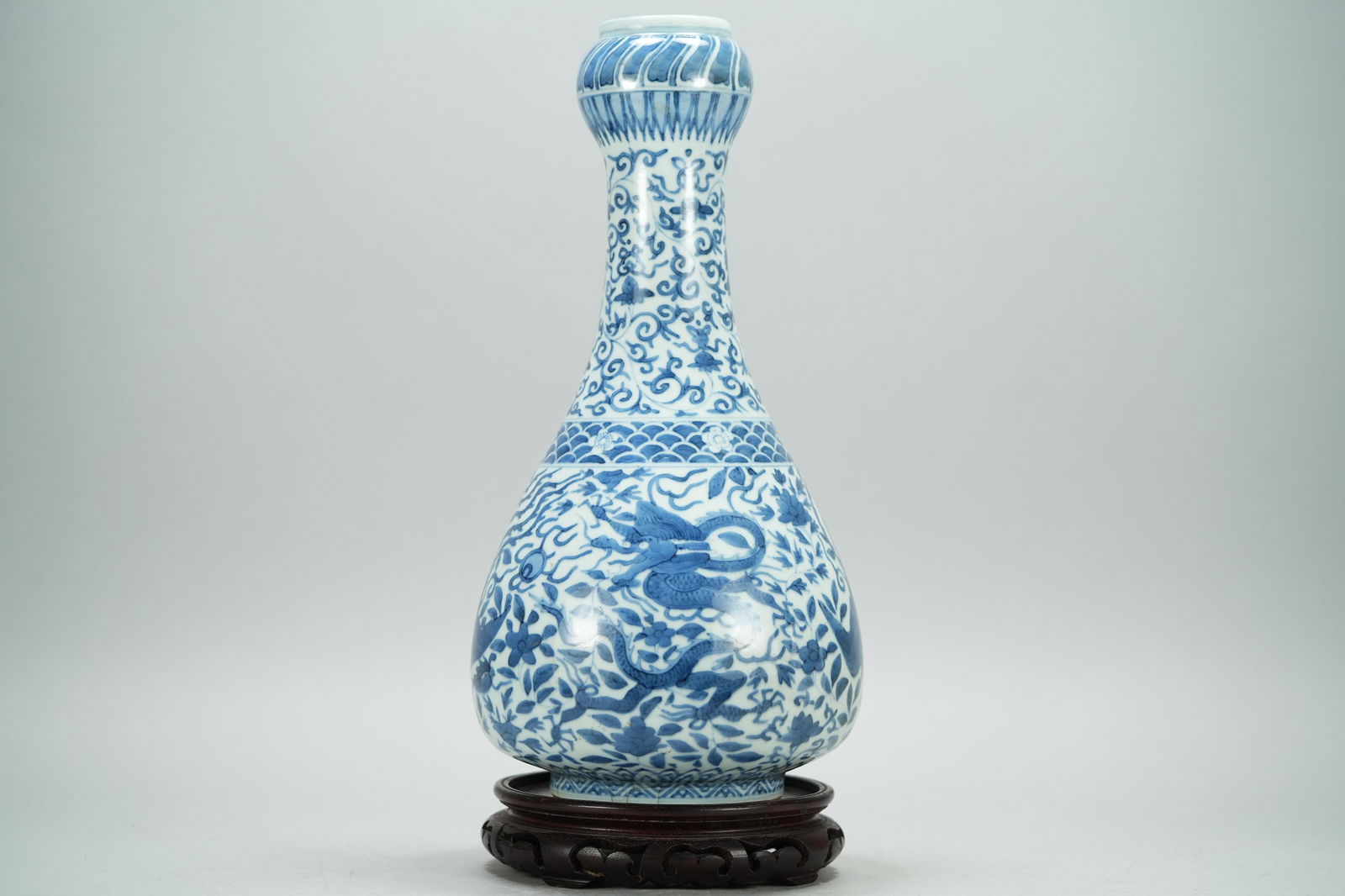 Chinese tall b/w vase (1 of 7)