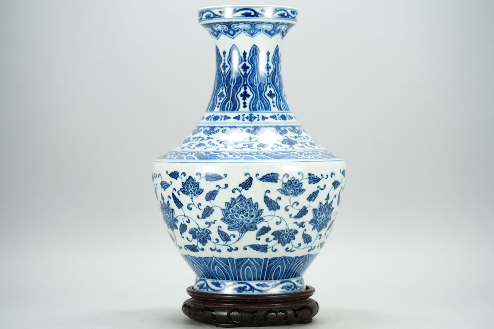 Chinese tall b/w fine vase (1 of 8)