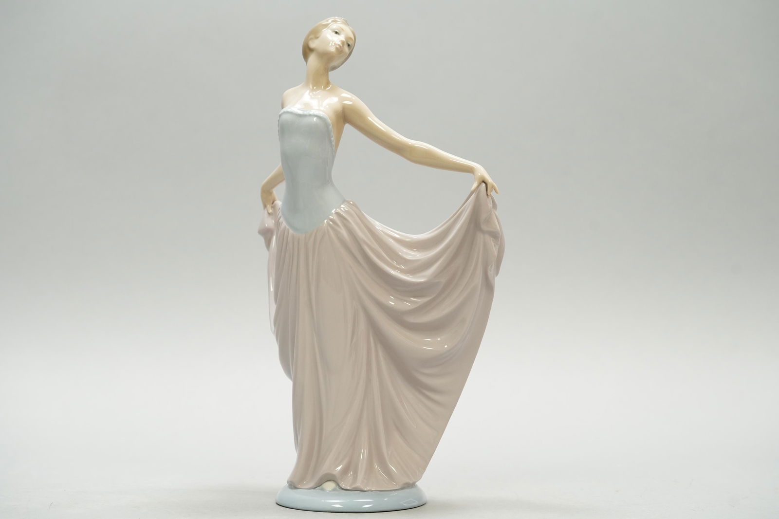 A rare Lladro woman figurine (1 of 6)