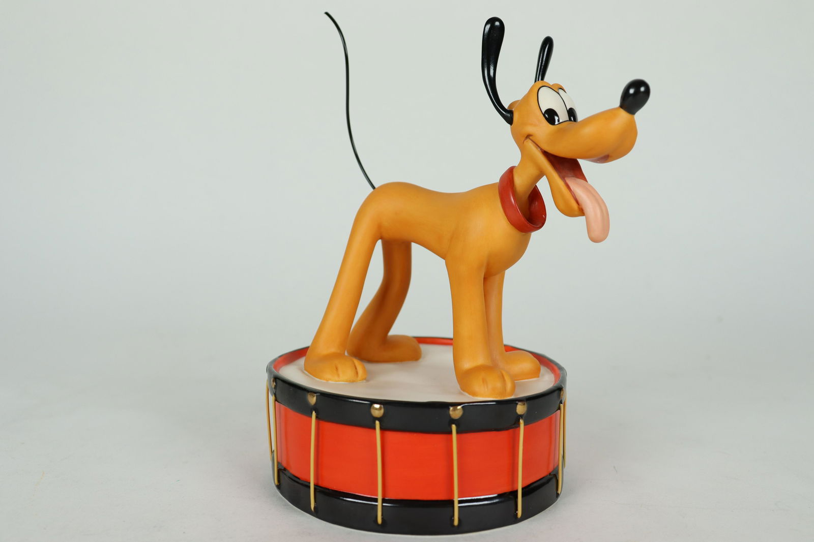 Pluto Disney WDC figurine (1 of 6)