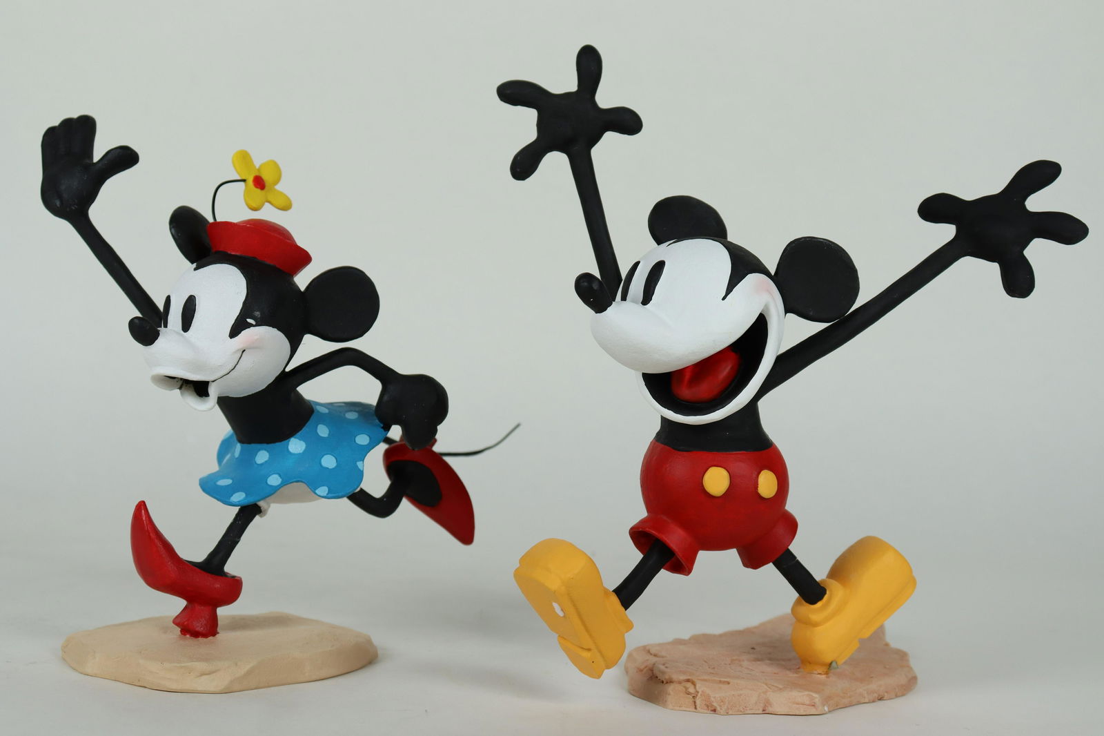 Mickey and Minnie WDC figurine (1 of 9)