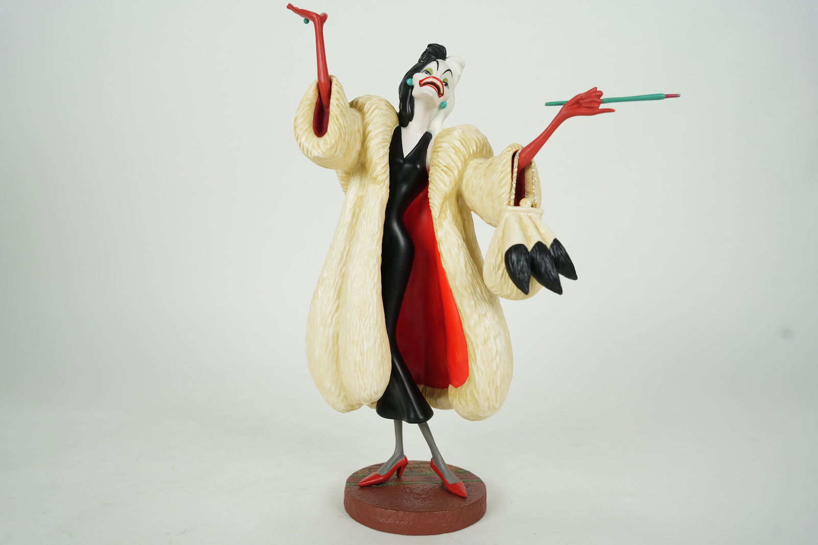 Cruella WDC figurine (1 of 6)