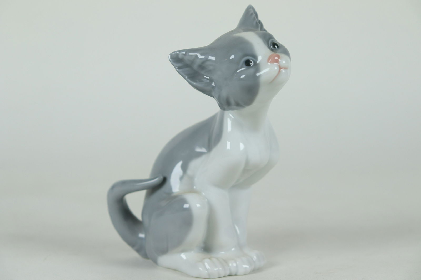 A Lladro cat figurine (1 of 6)