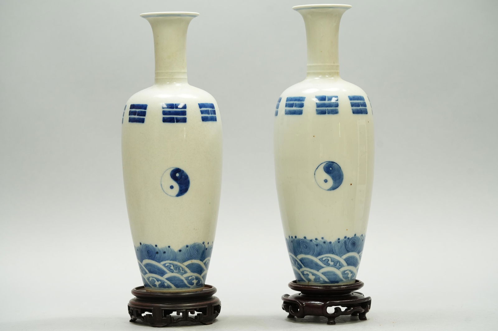 2 pcs Chinese b/w vase (1 of 6)
