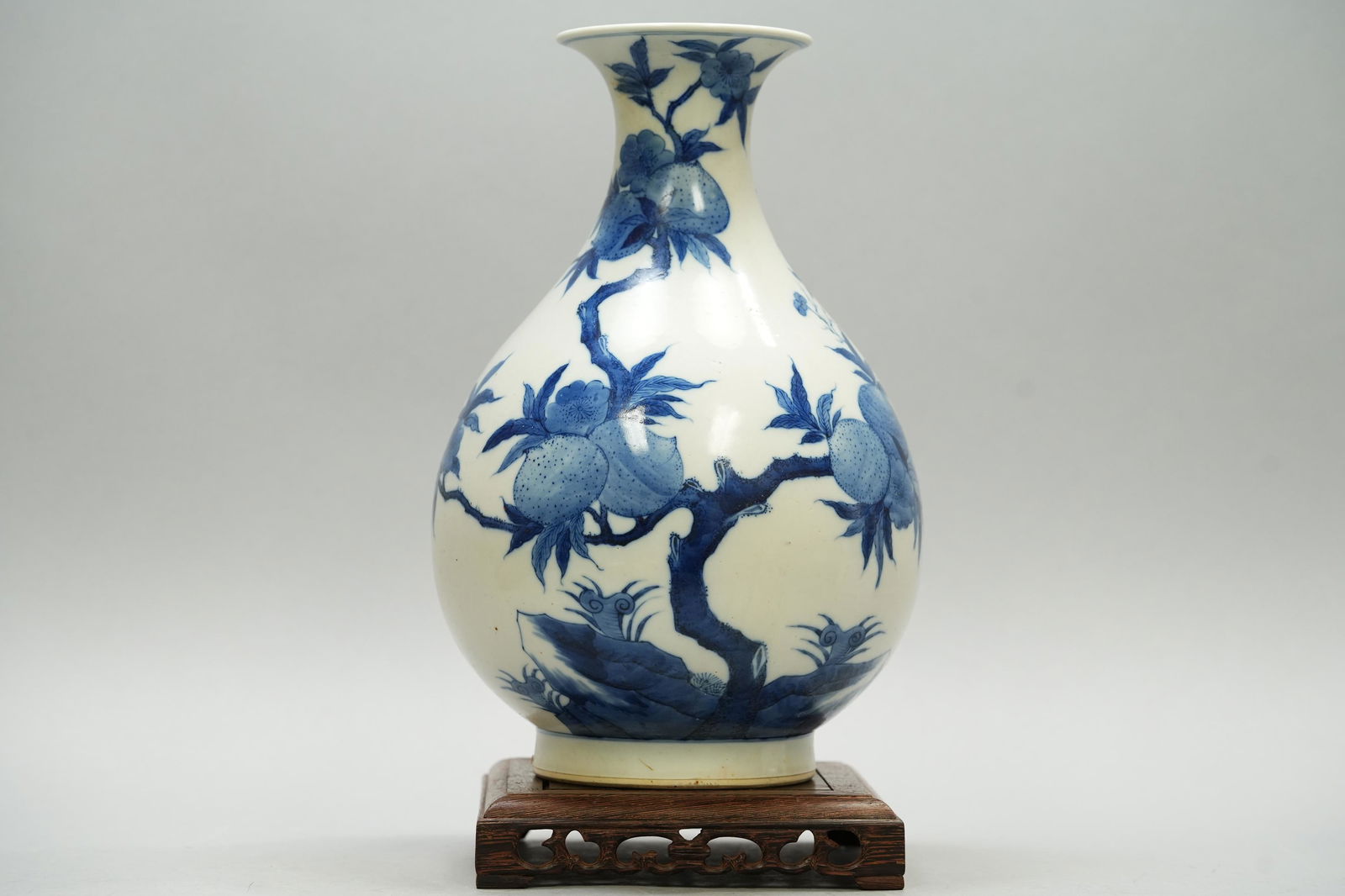 Chinese tall b/w vase (1 of 7)